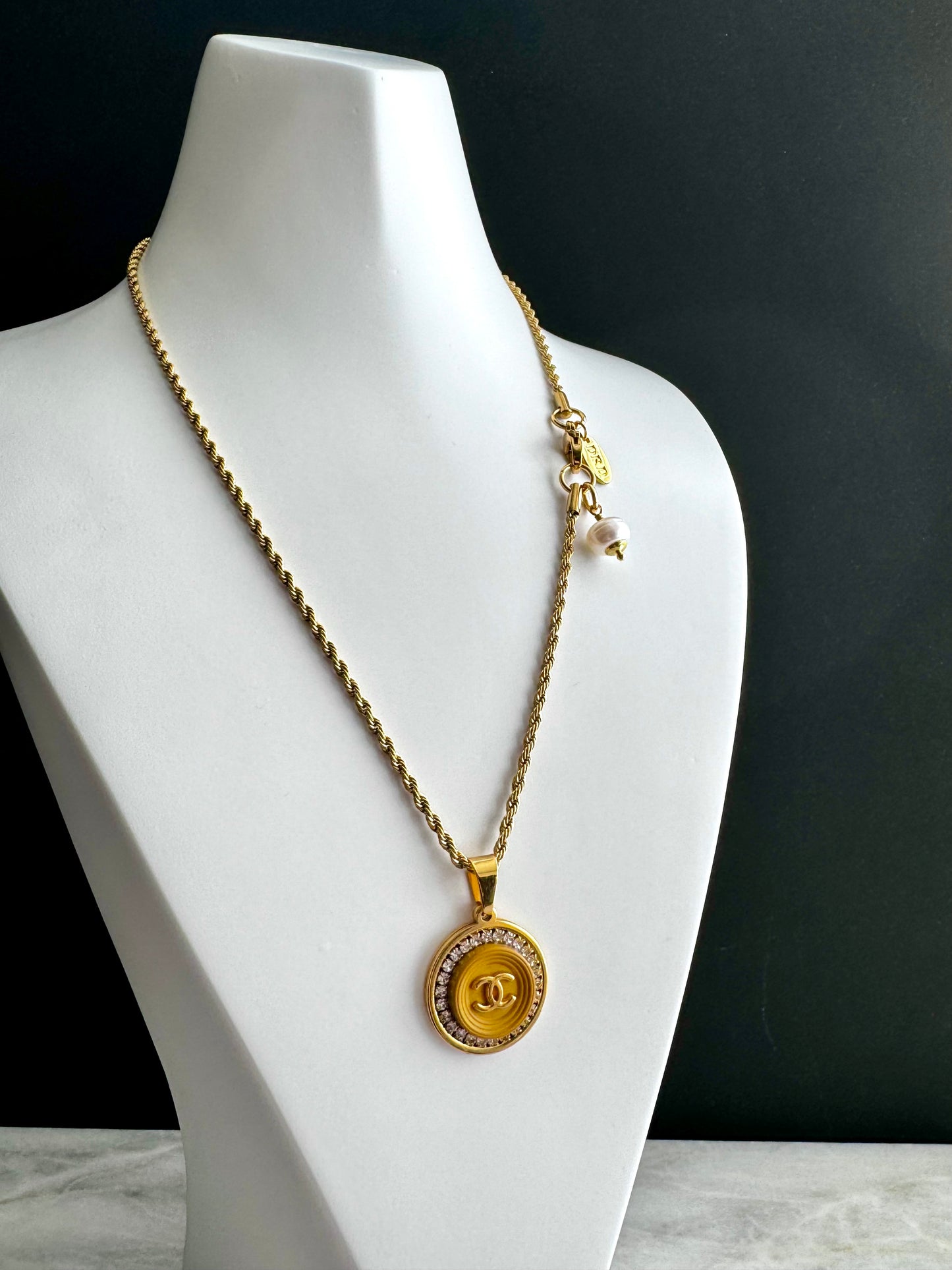 💛 EXTREMELY RARE reworked MUSTARD button necklace