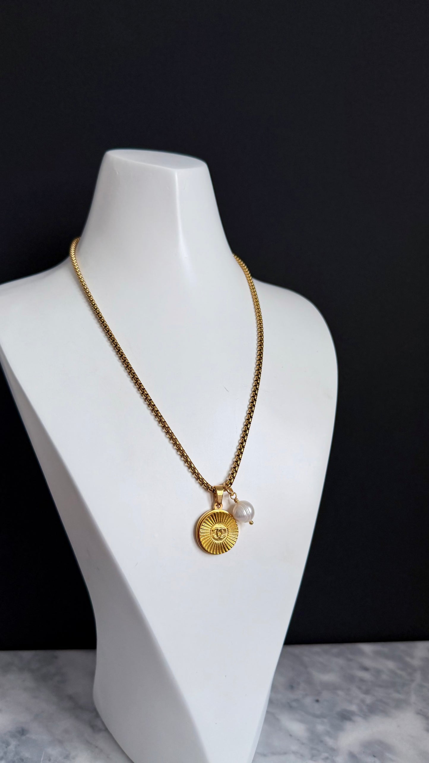 ❤️EXTREMELY RARE reworked button necklace