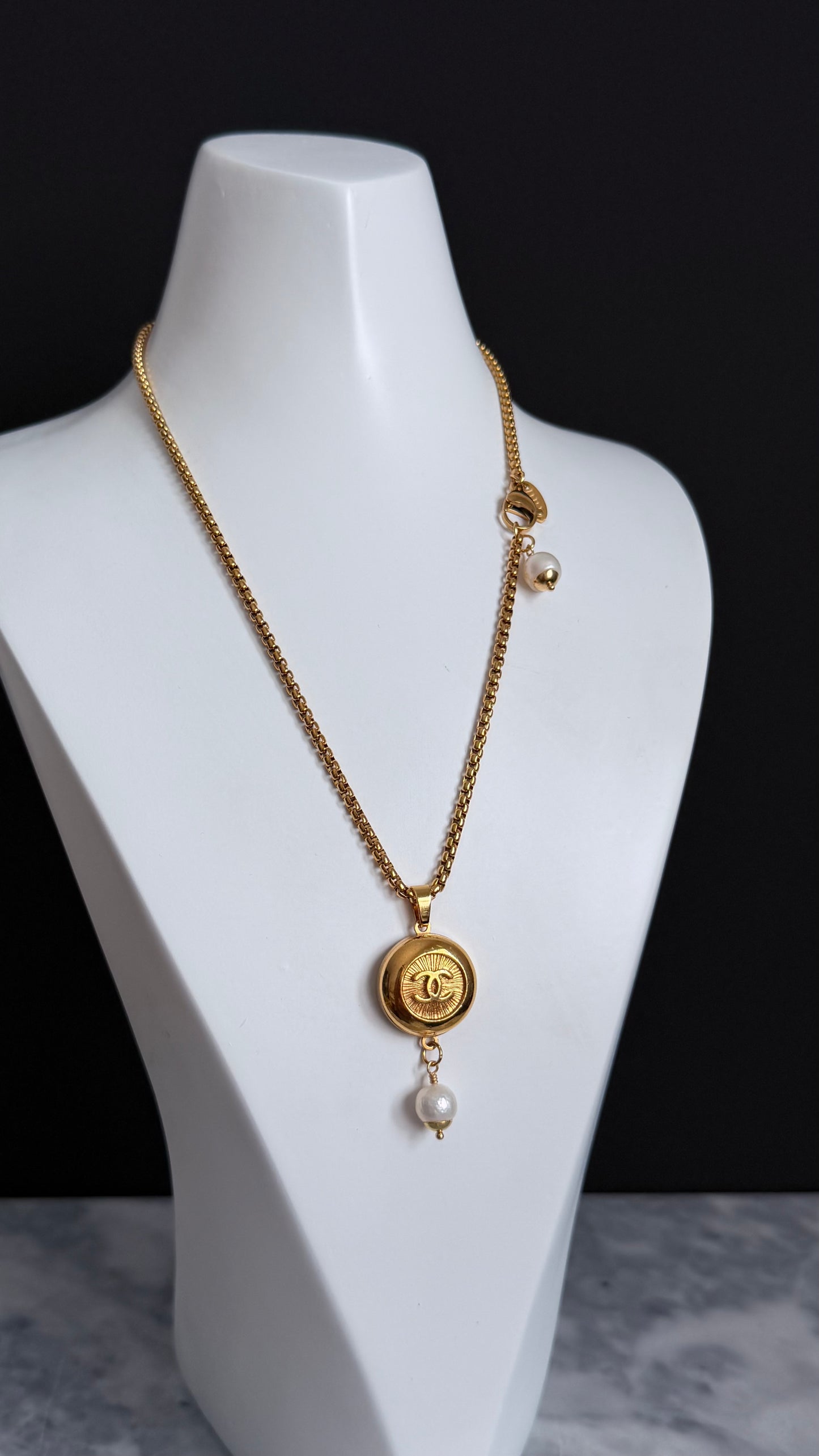 ✨EXTREMELY RARE VINTAGE reworked button necklace