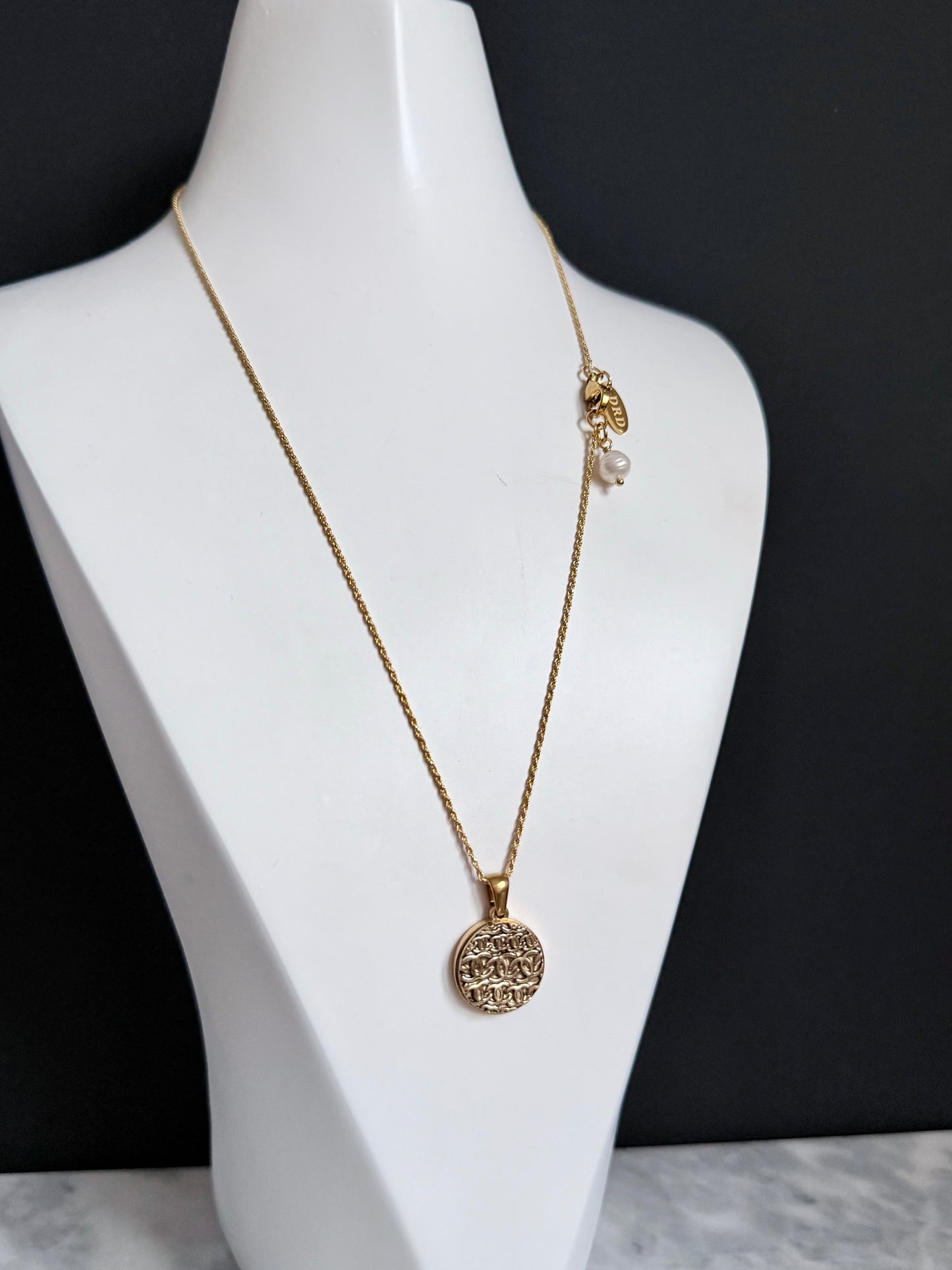 ✨RARE Vintage Authentic button Necklace