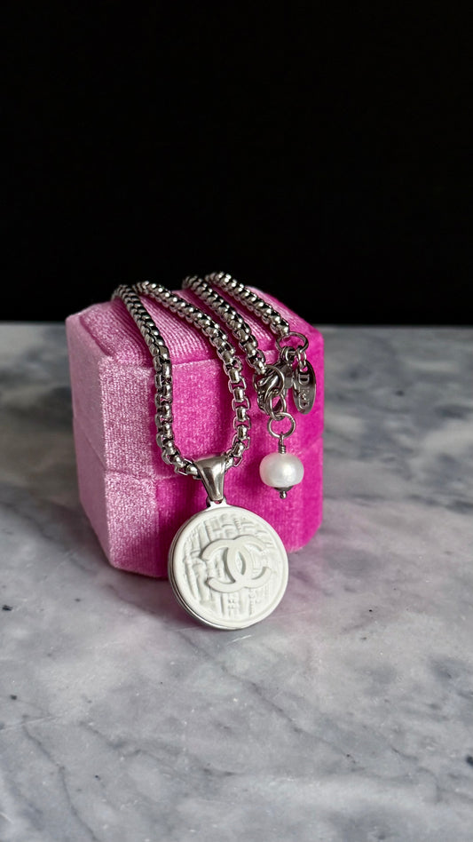 🤍 Extremely rare Vintage Authentic reworked button Necklace - ONE OF A KIND