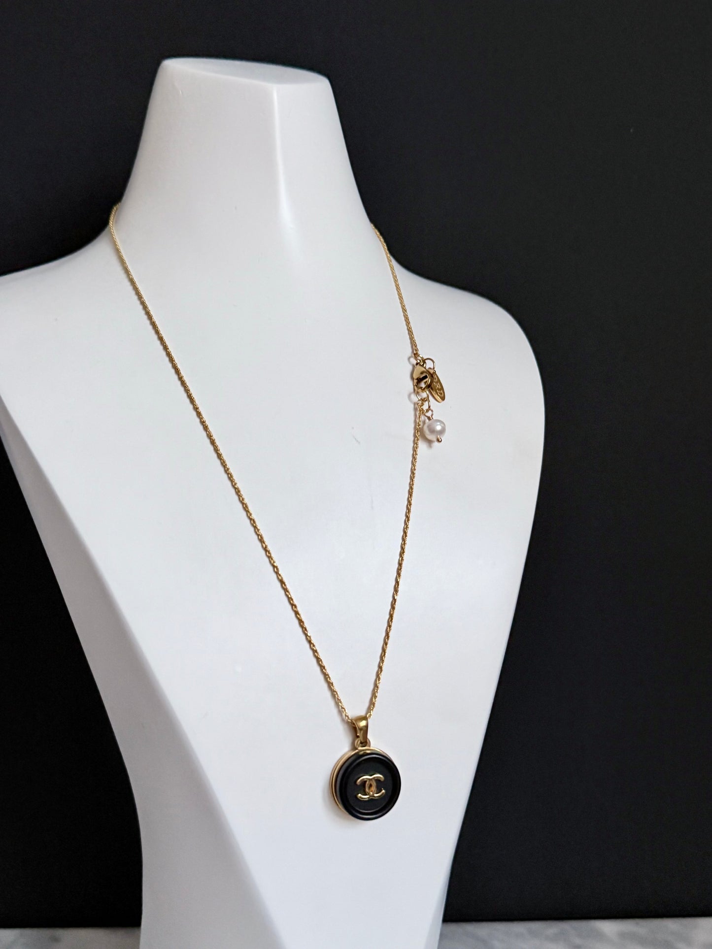 ✨RARE Vintage Authentic button Necklace