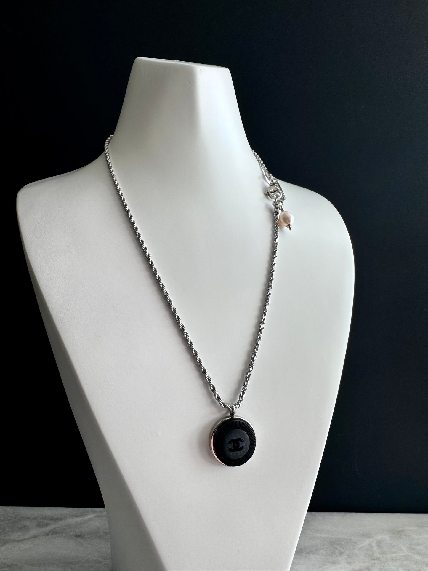 🖤 Vintage Authentic reworked silver button Necklace