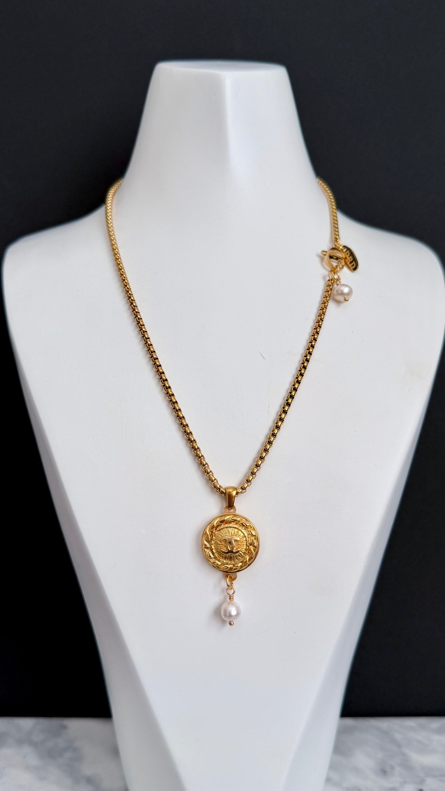 ✨EXTREMELY RARE VINTAGE reworked button necklace