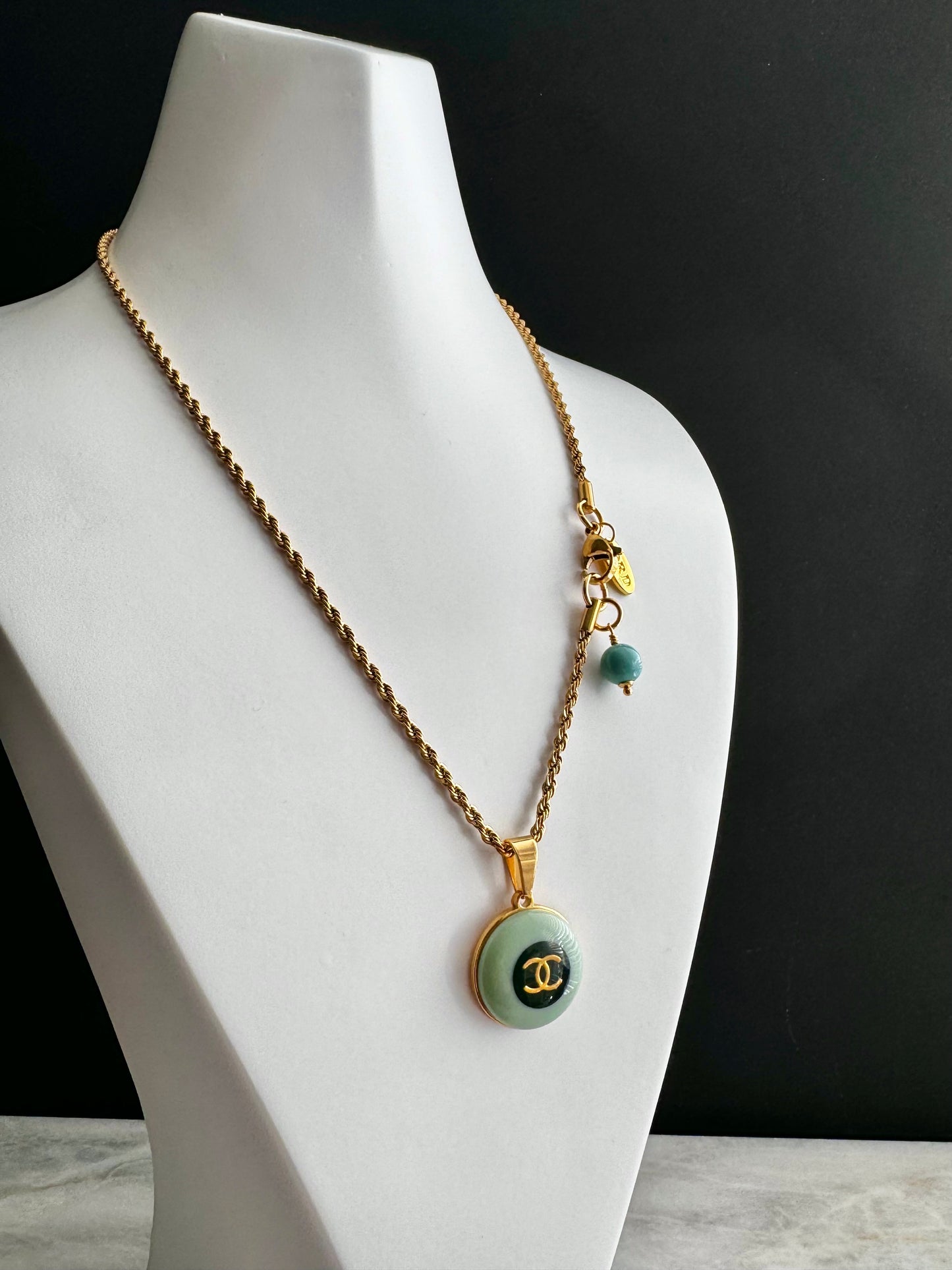 💚 EXTREMELY RARE reworked green button necklace