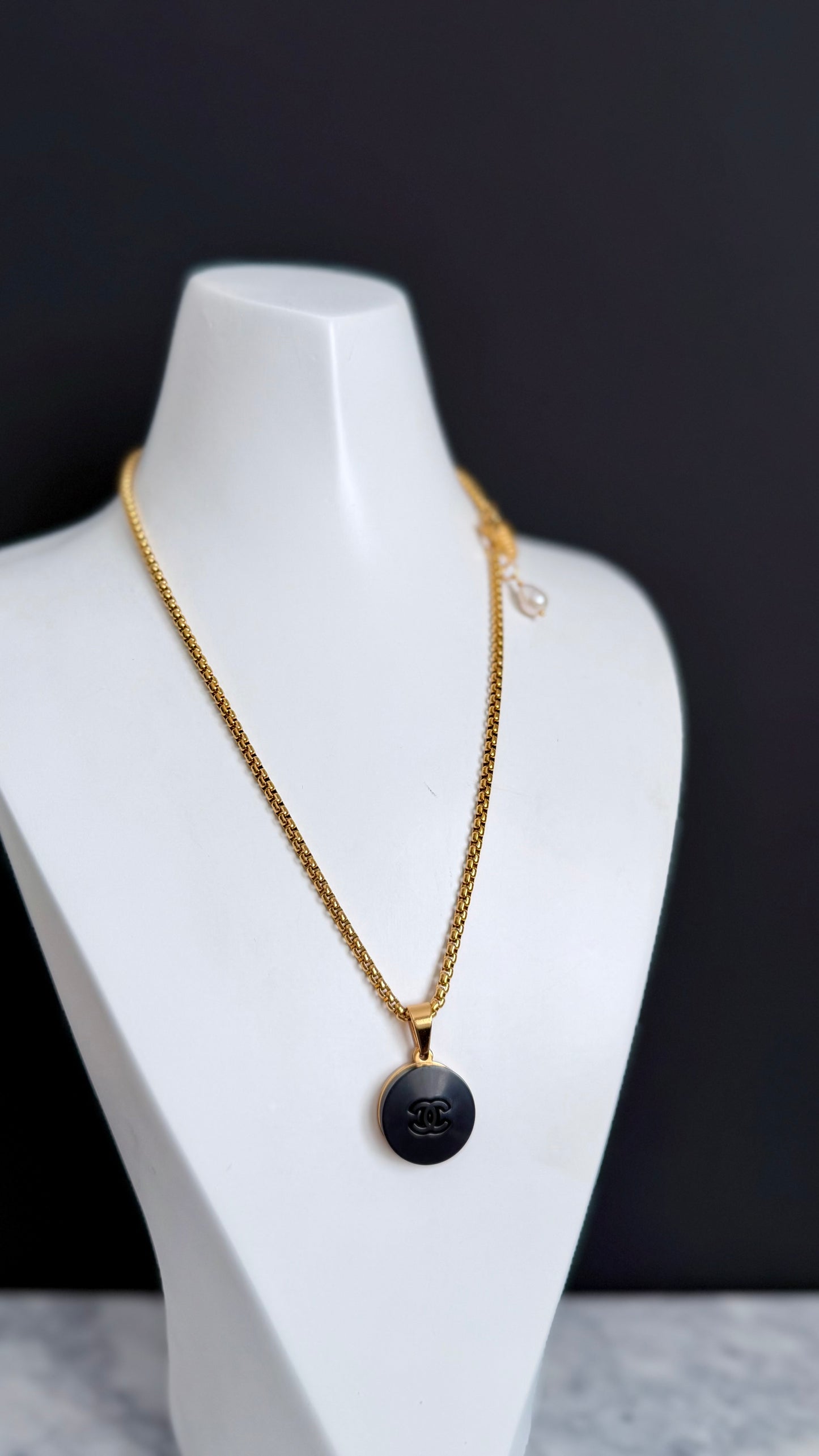 🖤 super rare reworked black button necklace