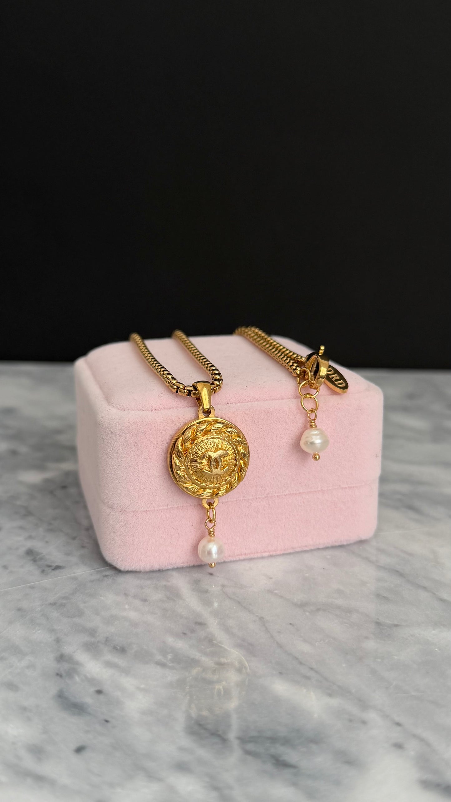 ✨EXTREMELY RARE VINTAGE reworked button necklace