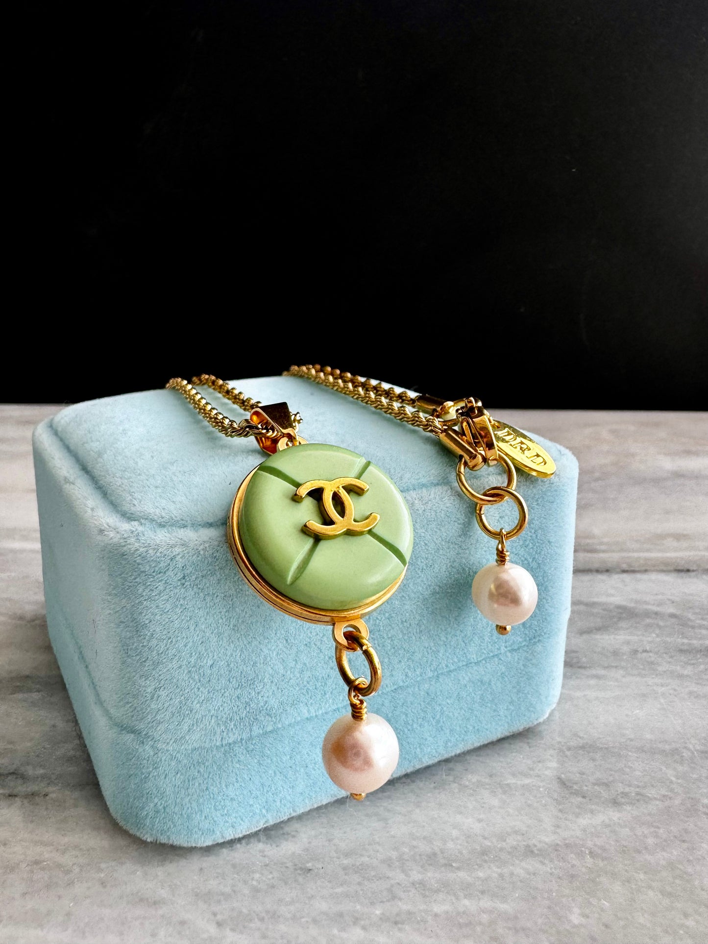 💚 EXTREMELY RARE reworked pale green/teal button necklace