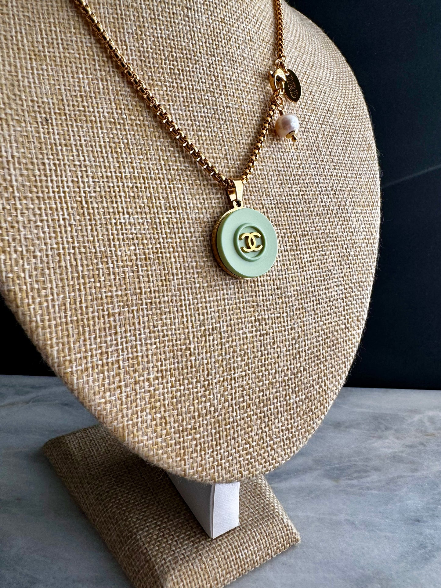 💚 EXTREMELY RARE reworked button necklace in mint green