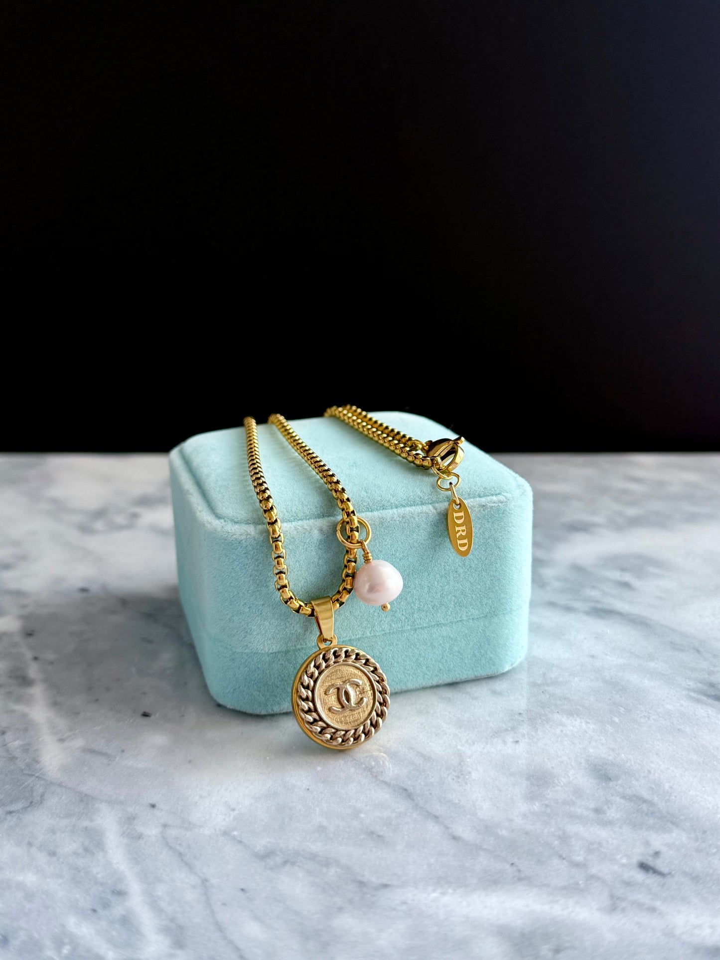 💛 Rare gold enamel button necklace 1 out of 2 medium size