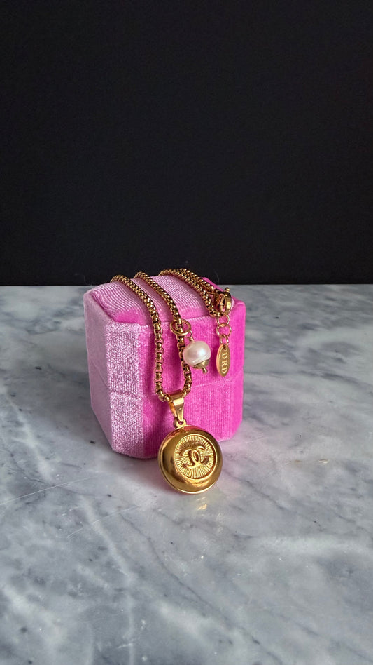 ✨ Extremely rare Authentic Reworked gold Button Necklace