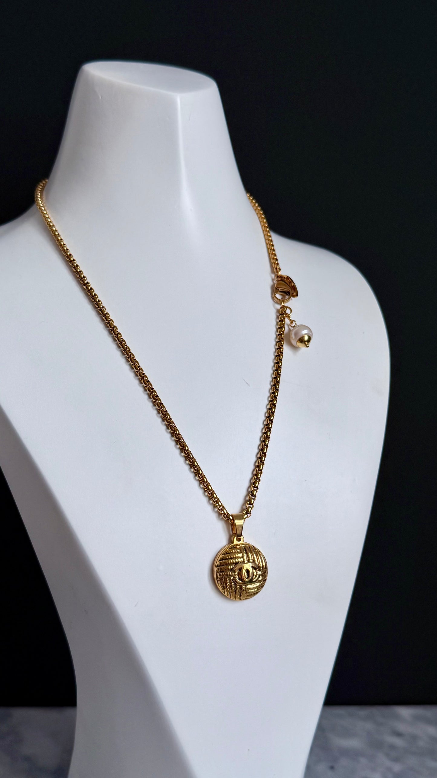 ✨ Extremely rare Authentic Reworked gold Button Necklace