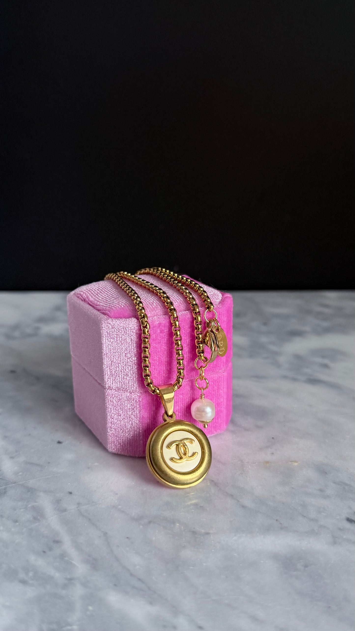 ✨ Extremely rare Authentic Reworked gold Button Necklace