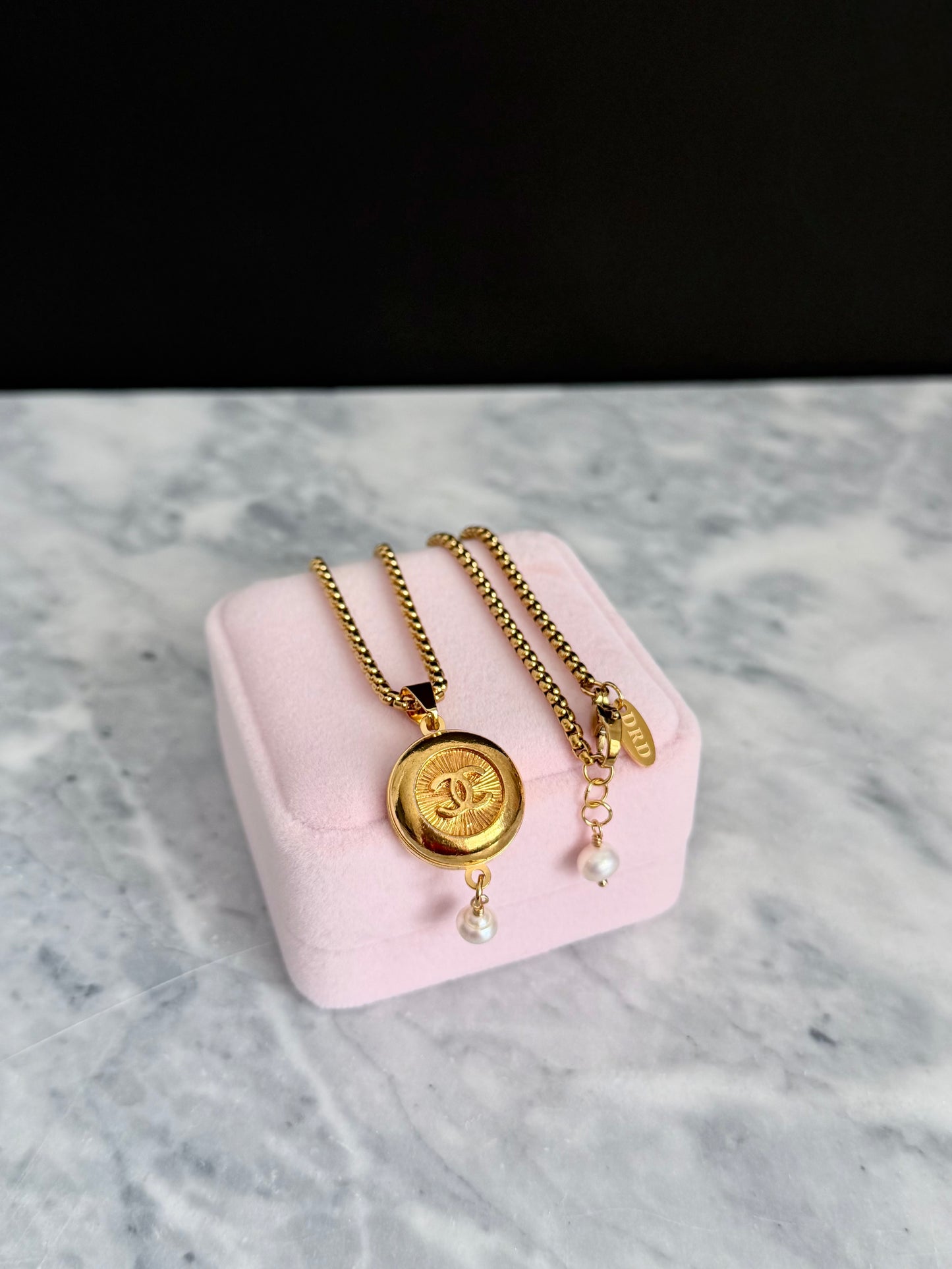 ✨EXTREMELY RARE VINTAGE reworked button necklace