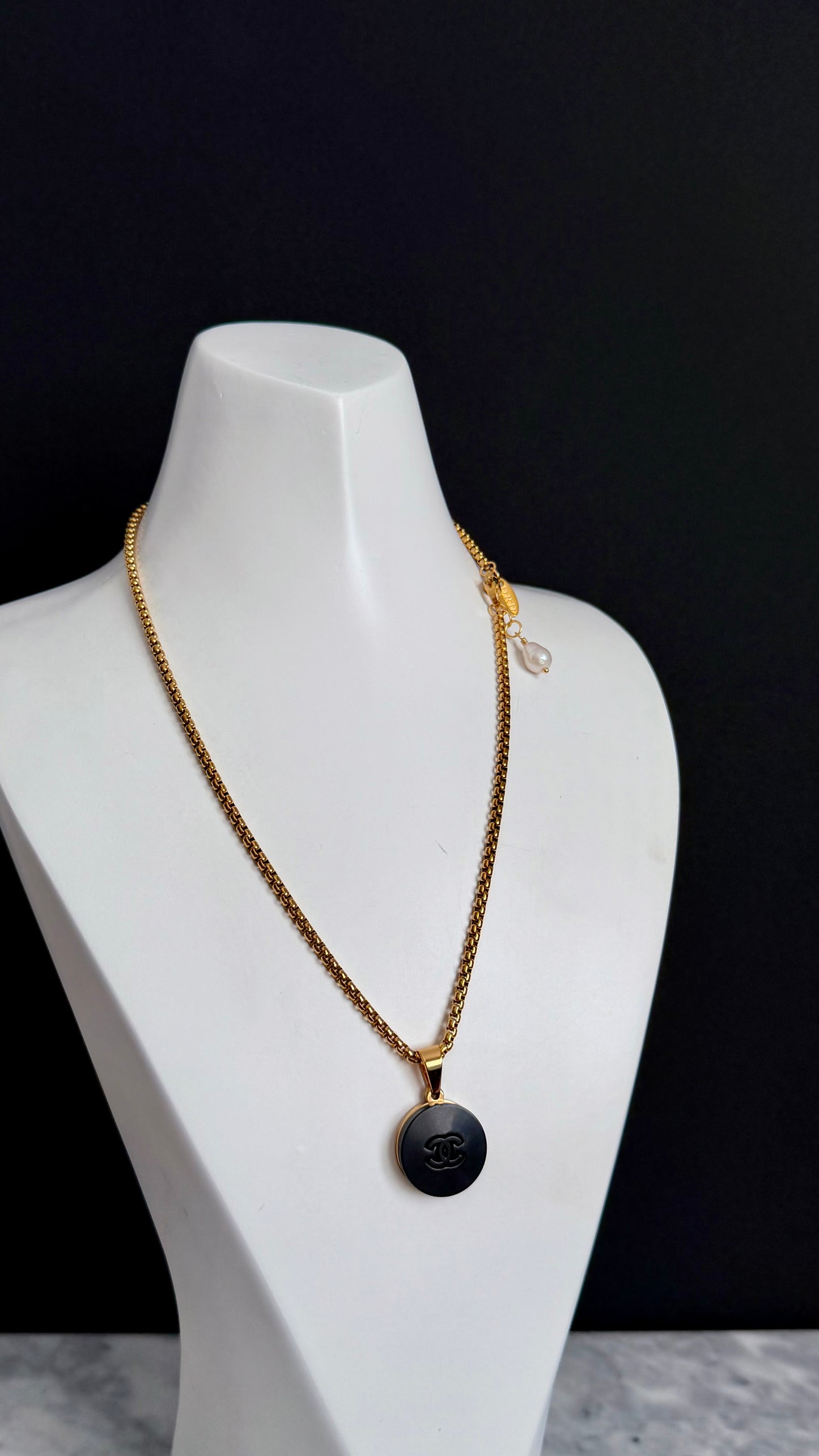 🖤 super rare reworked black button necklace