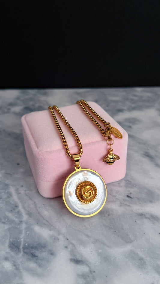 SUPER RARE Large MOTHER OF PEARL and Vintage Authentic reworked Gold GUCCI button Necklace ✨
