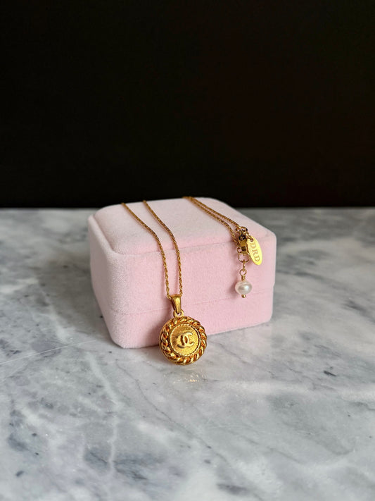 ✨RARE Vintage Authentic button Necklace