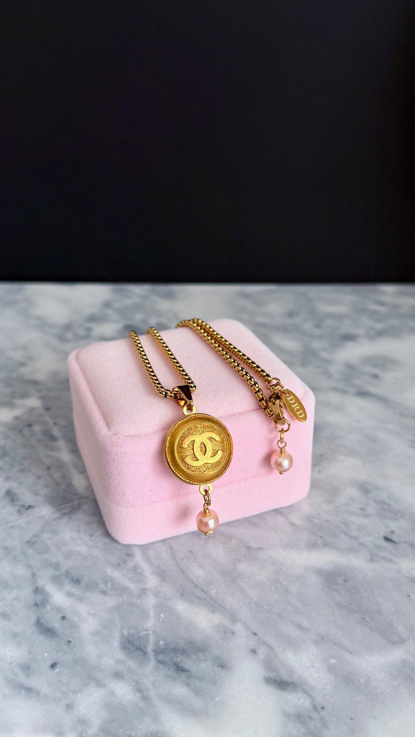 ✨EXTREMELY RARE VINTAGE reworked button necklace