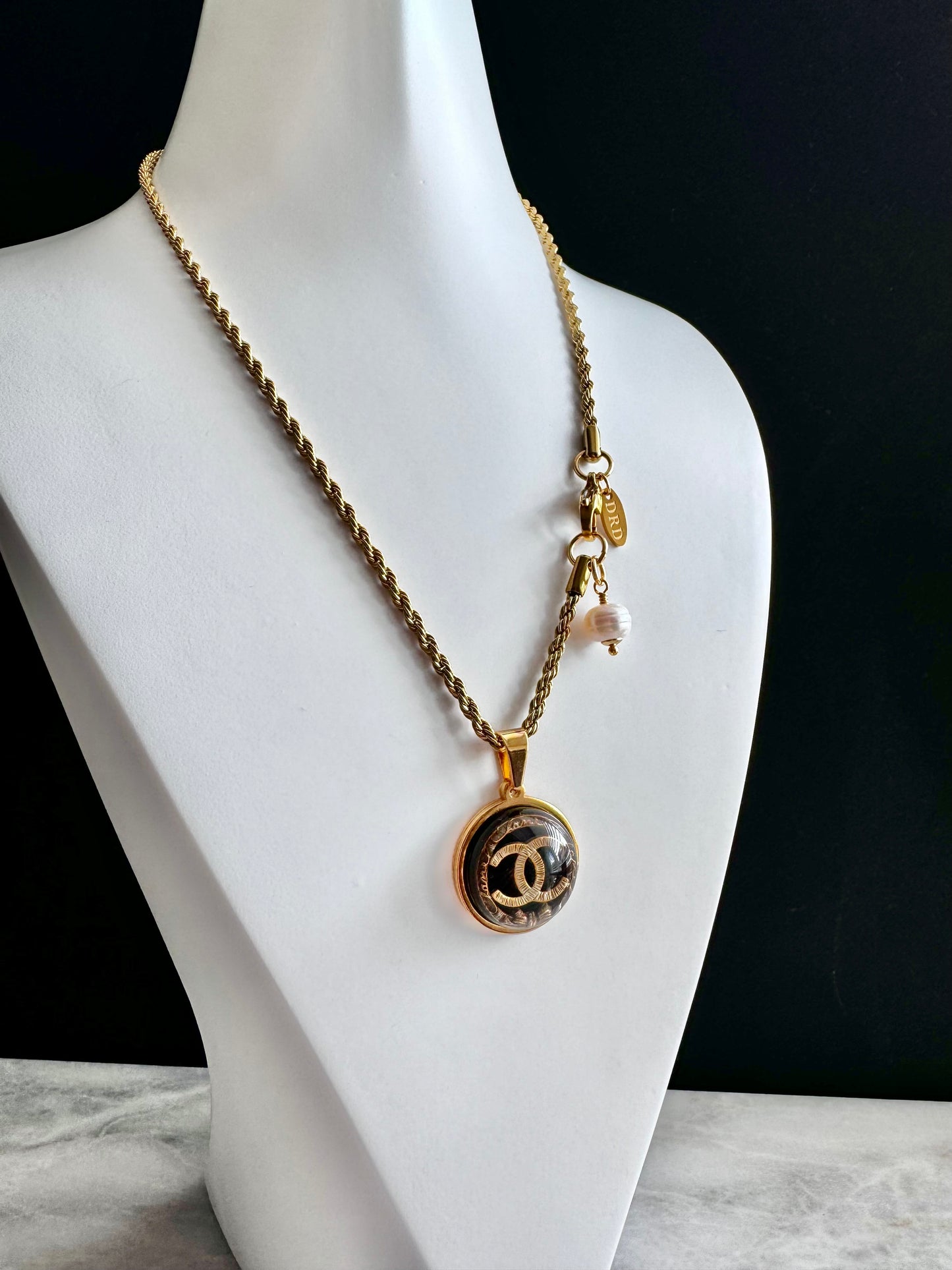 ✨ Extremely rare Vintage Authentic reworked Gold button Necklace