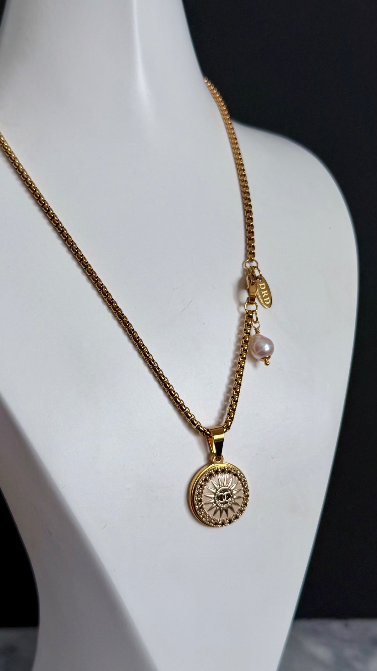 💛 Rare gold enamel button necklace 1 out of 2 medium size
