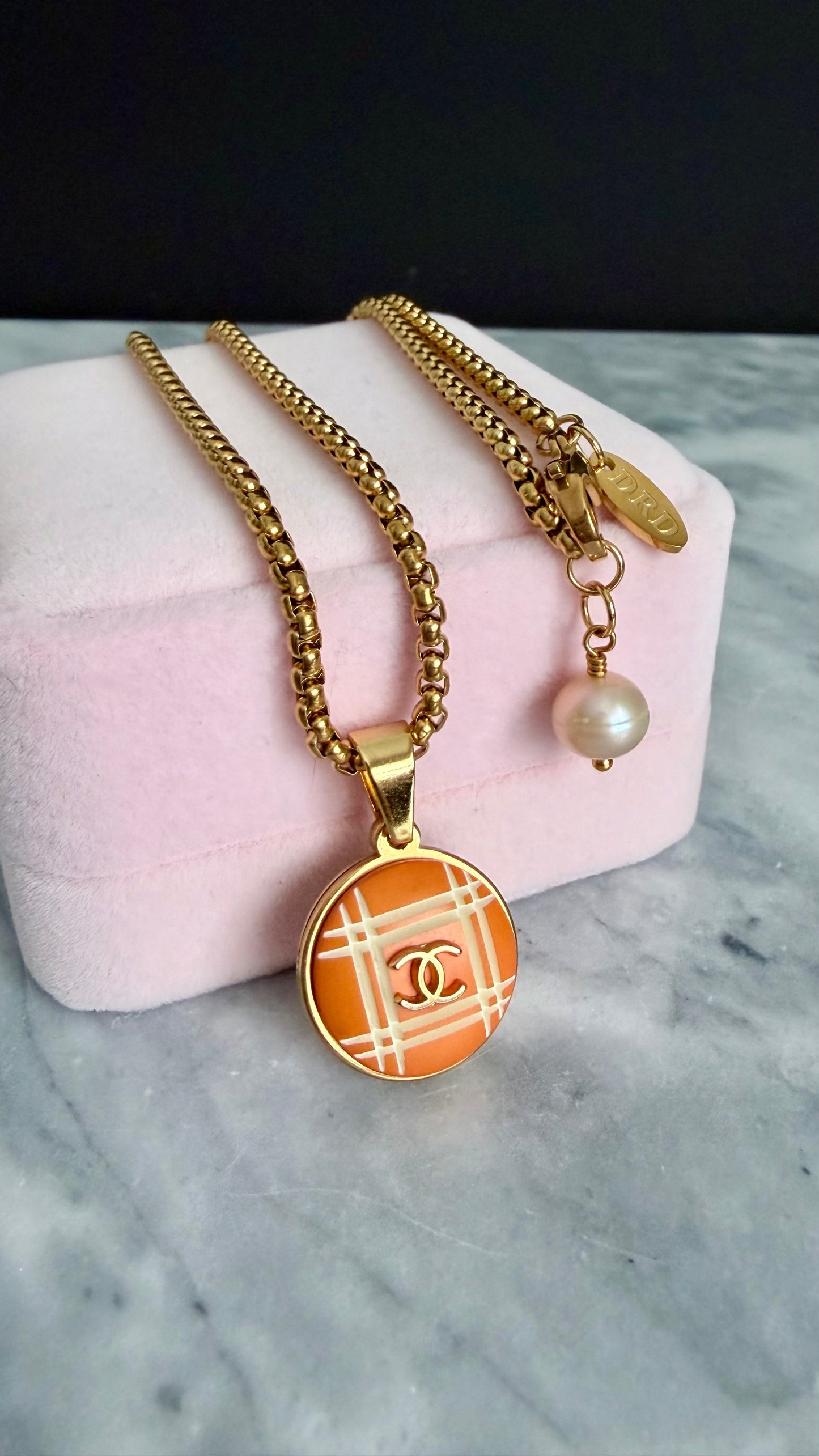 🧡 Vintage reworked orange button necklace