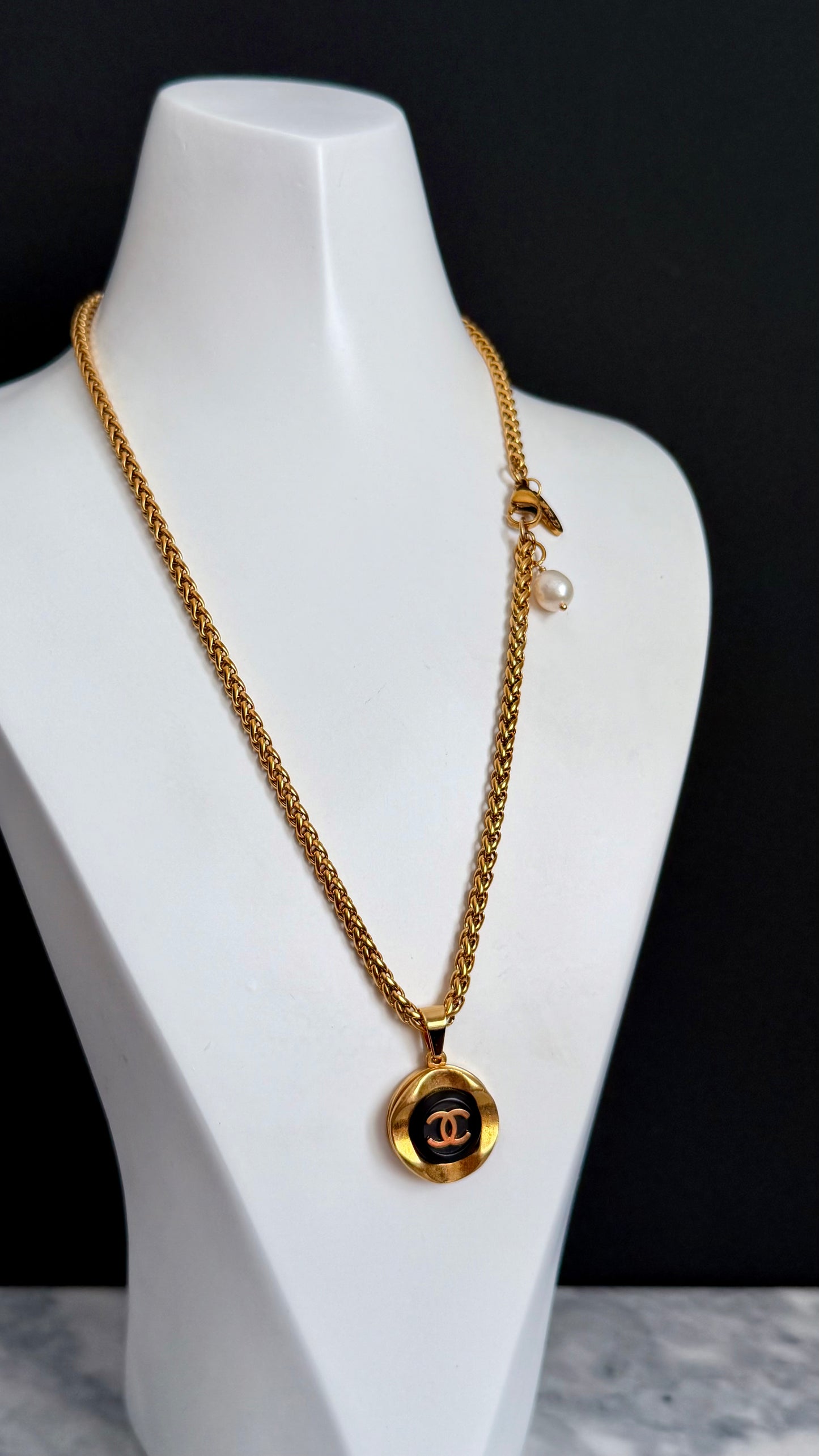 🖤 EXTREMELY RARE reworked Vintage button necklace