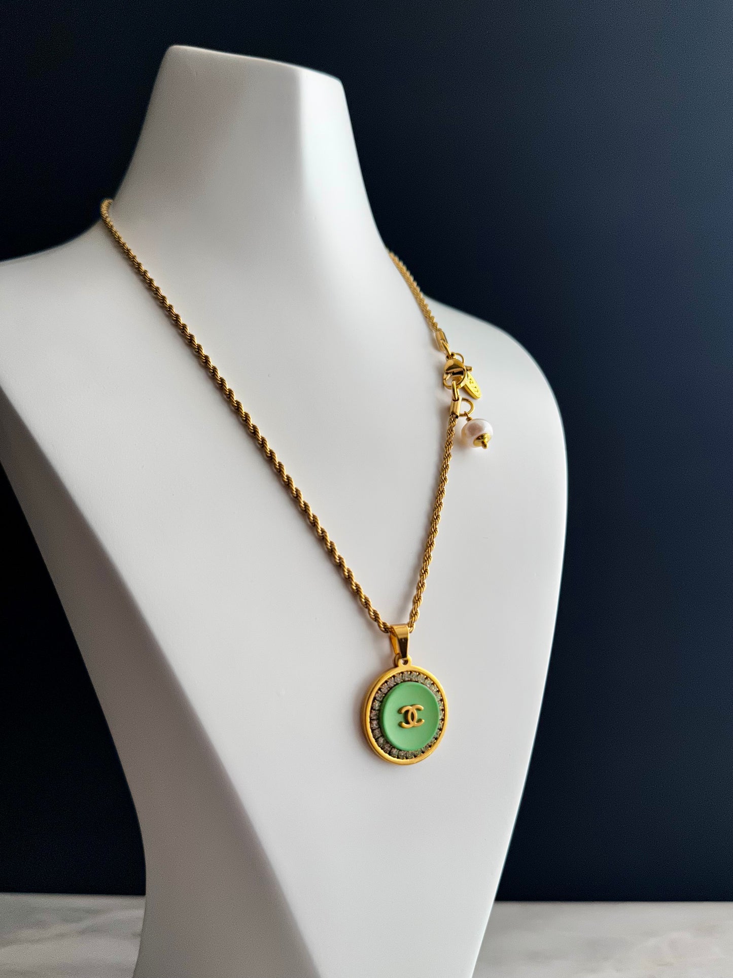 💚 EXTREMELY RARE reworked green button necklace