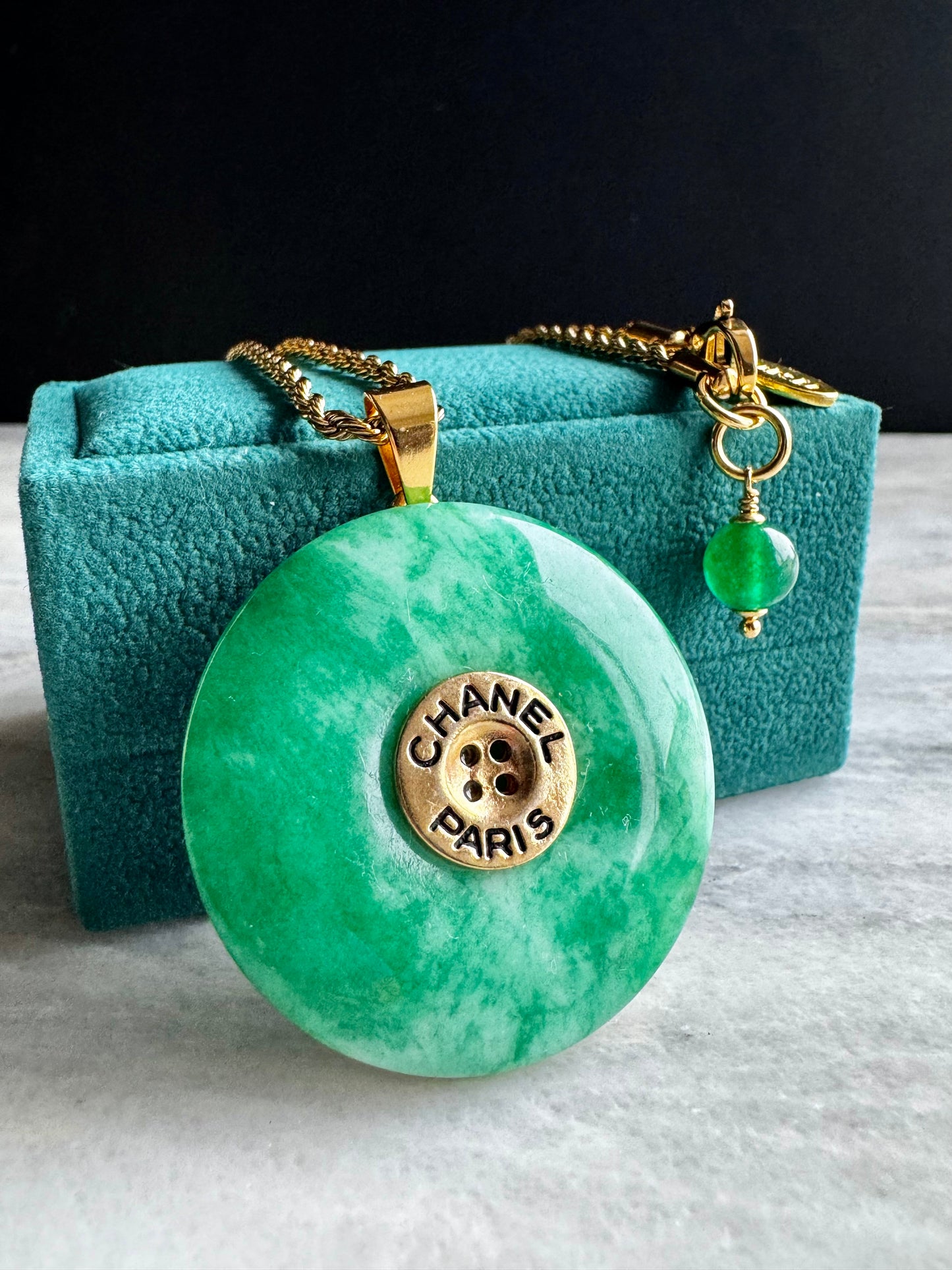 💚 Vintage reworked button and green jade stone necklace