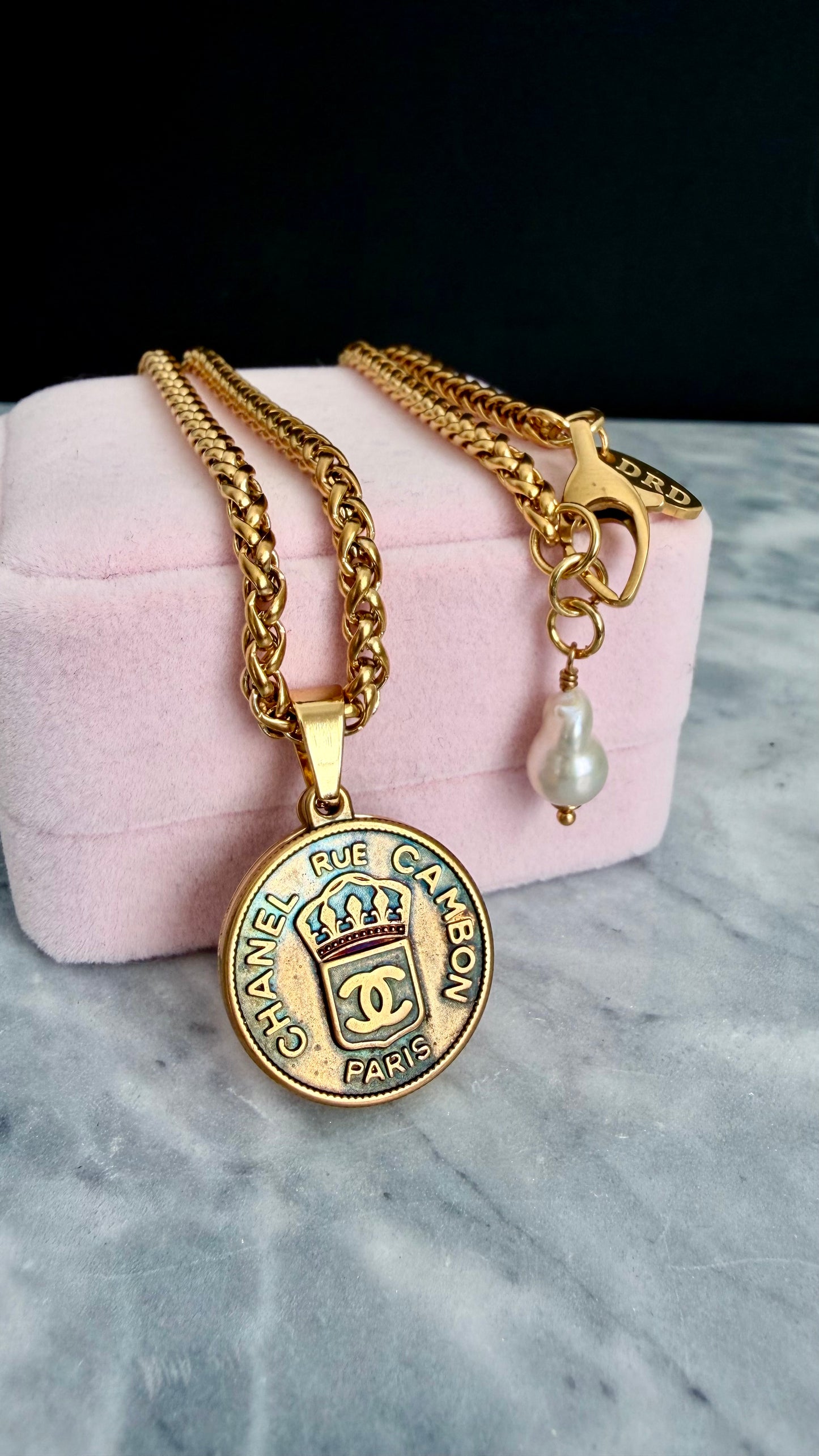 ✨Large Vintage gold Authentic reworked pendant Necklace