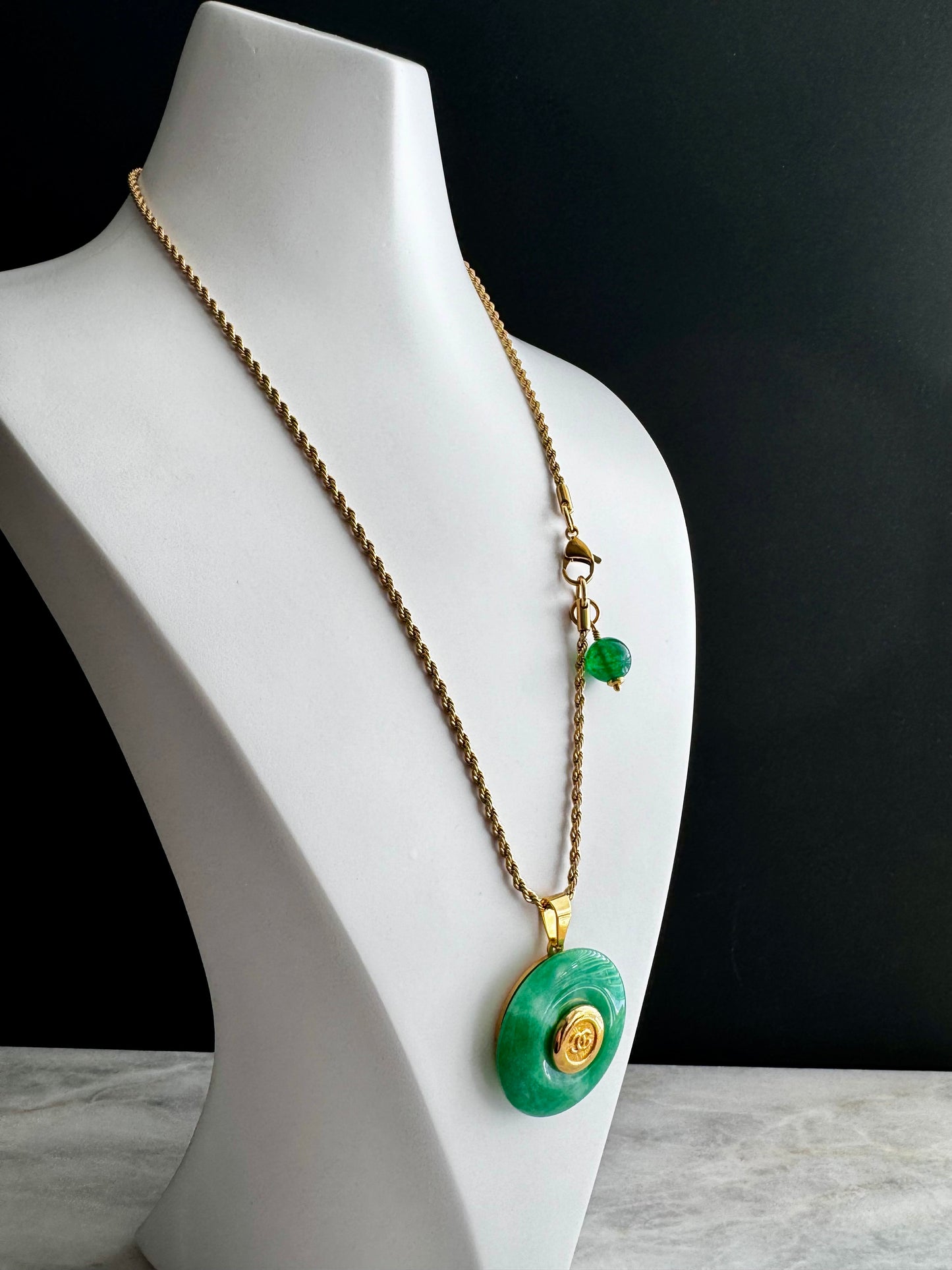 💚 Vintage reworked button and green jade stone necklace