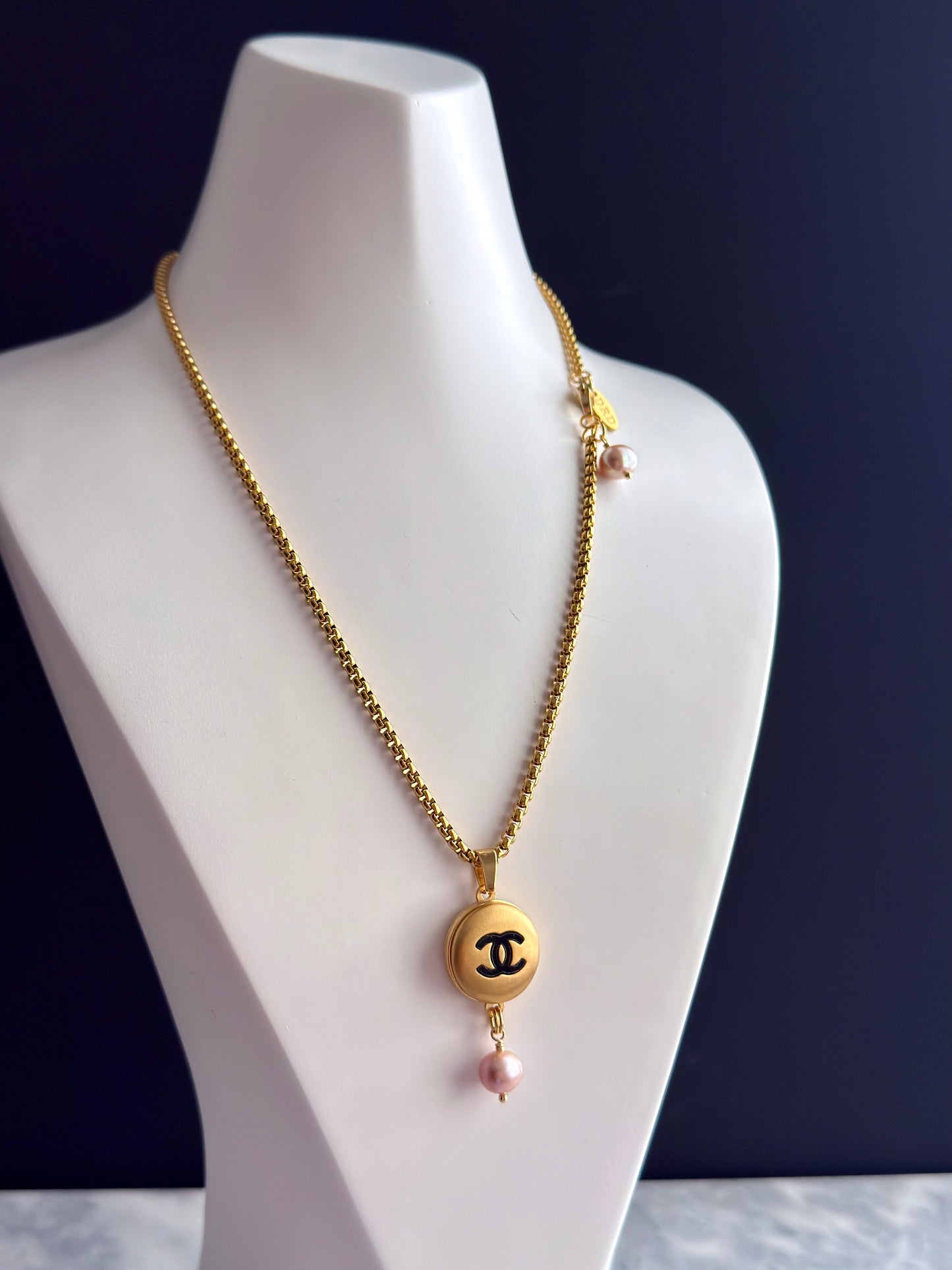 ✨EXTREMELY RARE VINTAGE reworked button necklace