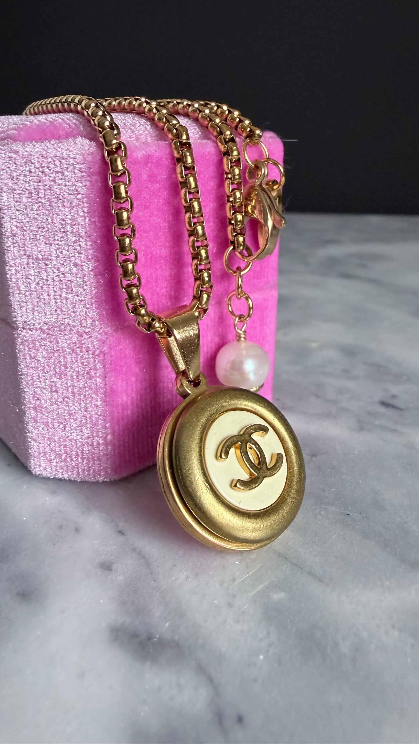 ✨ Extremely rare Authentic Reworked gold Button Necklace