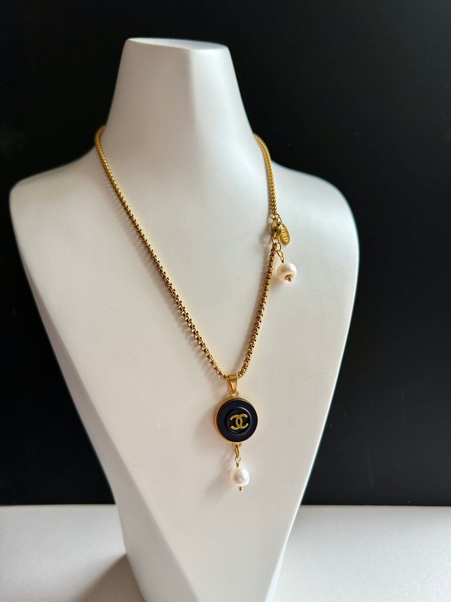 🖤 Vintage Authentic reworked Gold button Necklace