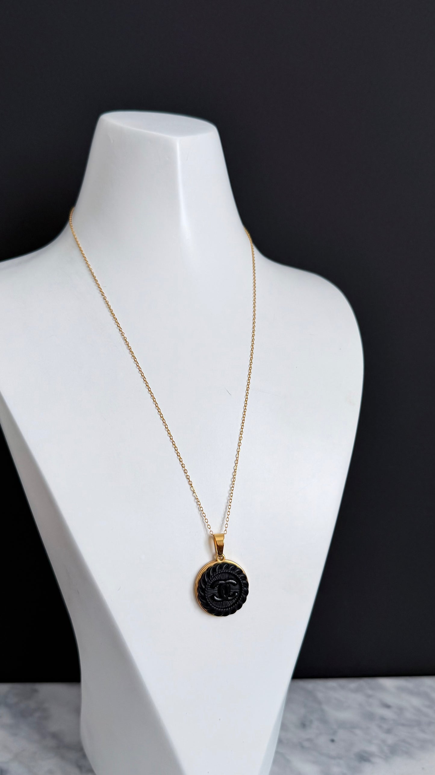 ✨RARE Vintage Authentic button Necklace