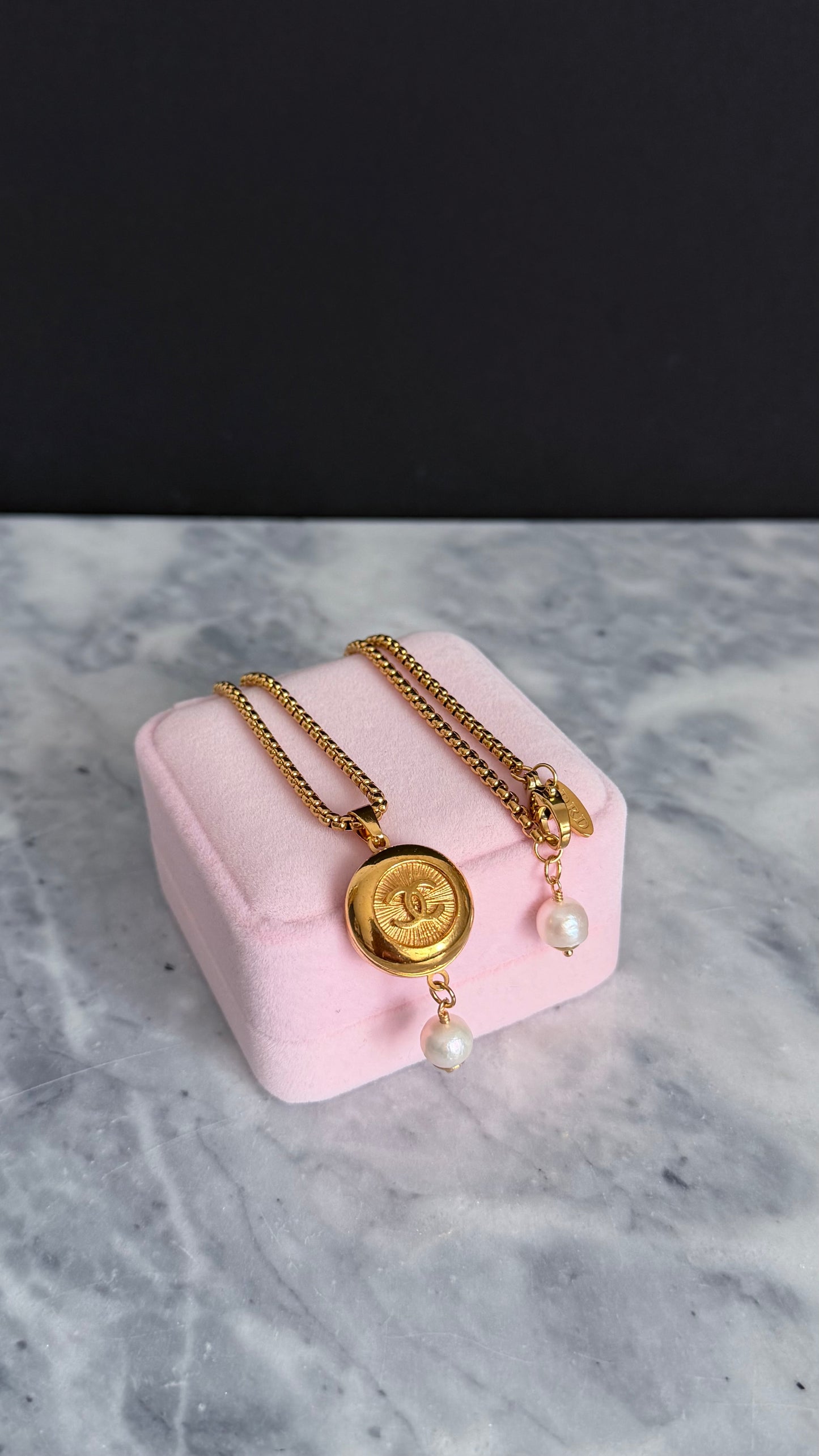 ✨EXTREMELY RARE VINTAGE reworked button necklace