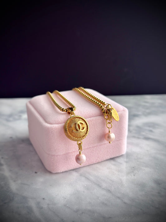 ✨EXTREMELY RARE VINTAGE reworked button necklace