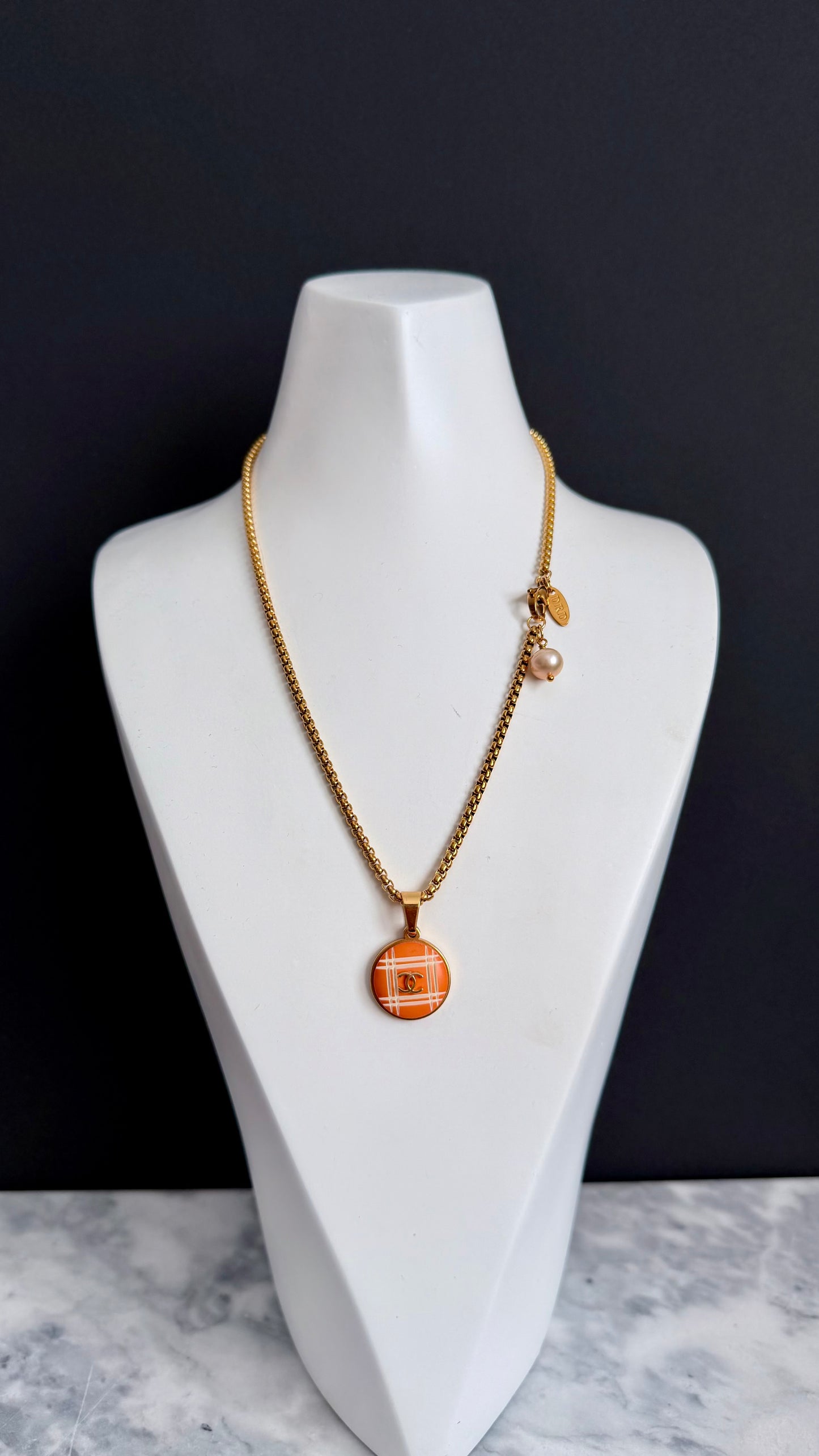 🧡 Vintage reworked orange button necklace