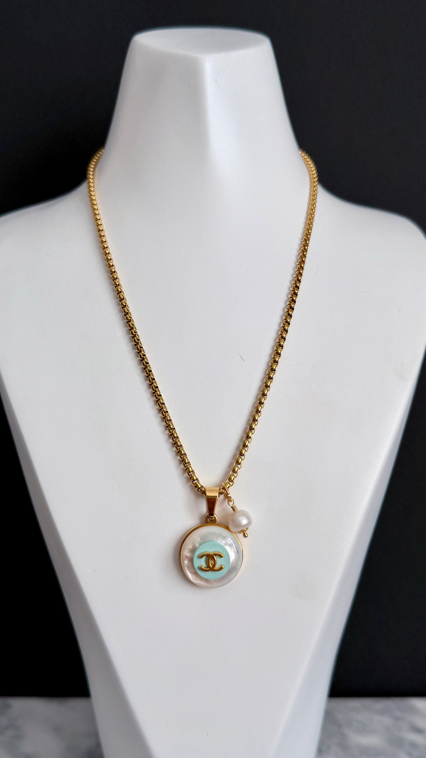 🩵 SUPER RARE MOTHER OF PEARL and Vintage Authentic reworked Gold button Necklace