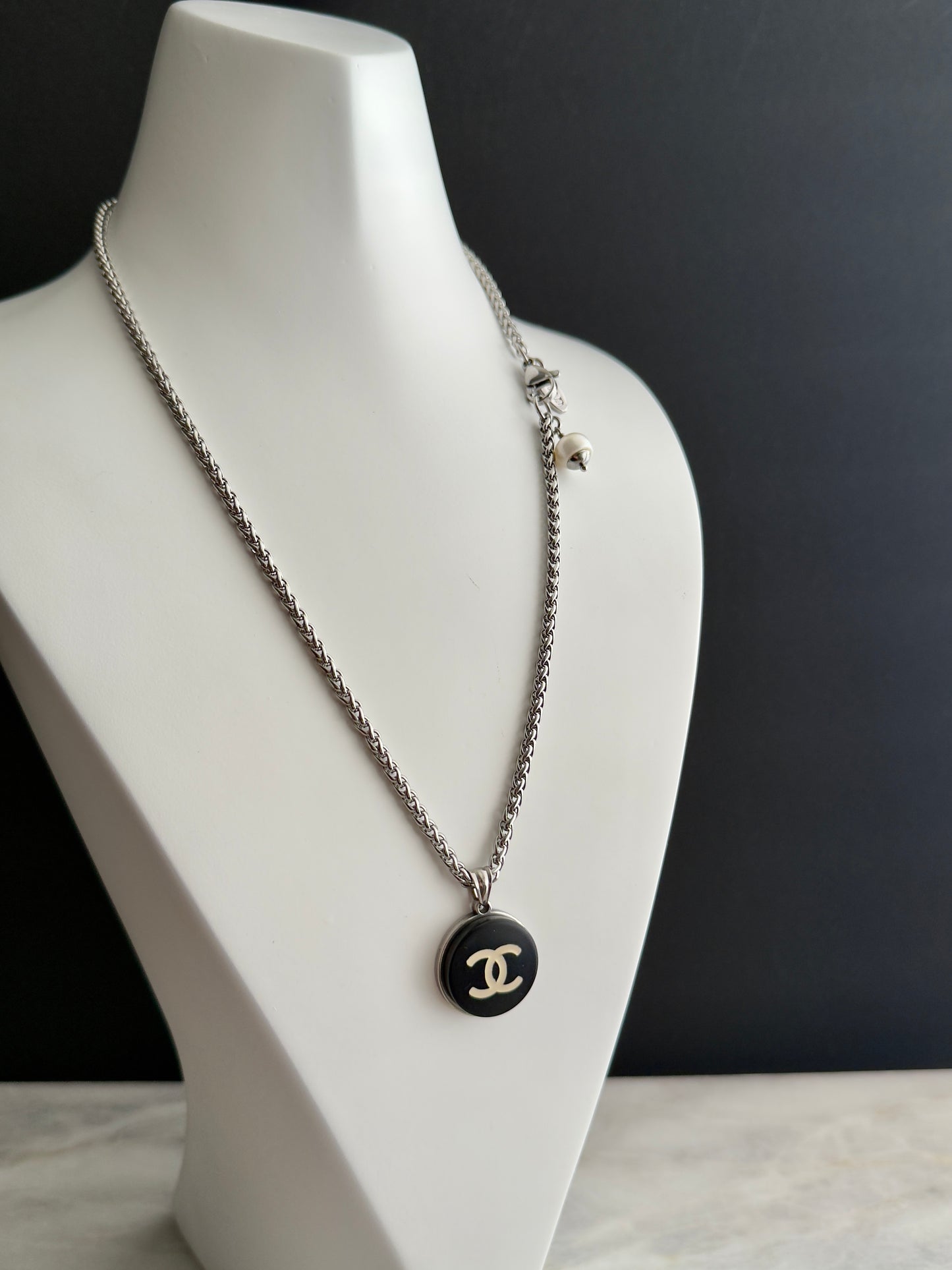 🖤 reworked black button necklace