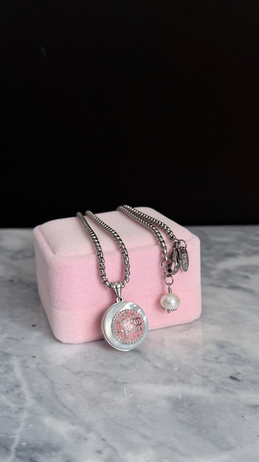 🤍🌸 MOTHER OF PEARL One of a kind Authentic Reworked button necklace