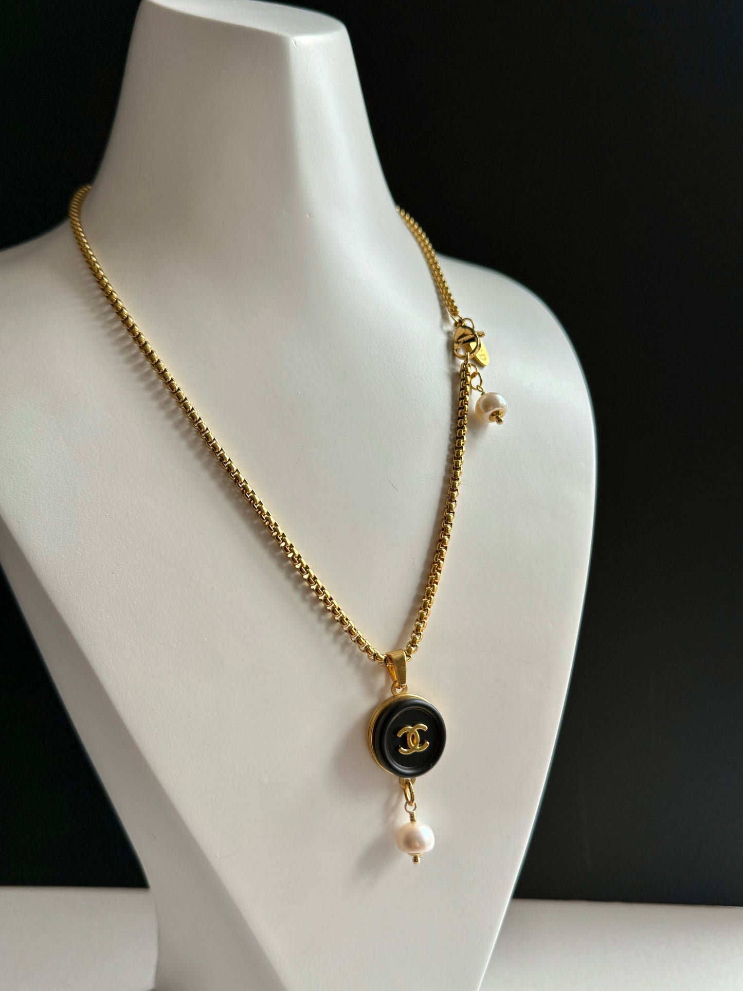 🖤 Vintage Authentic reworked Gold button Necklace