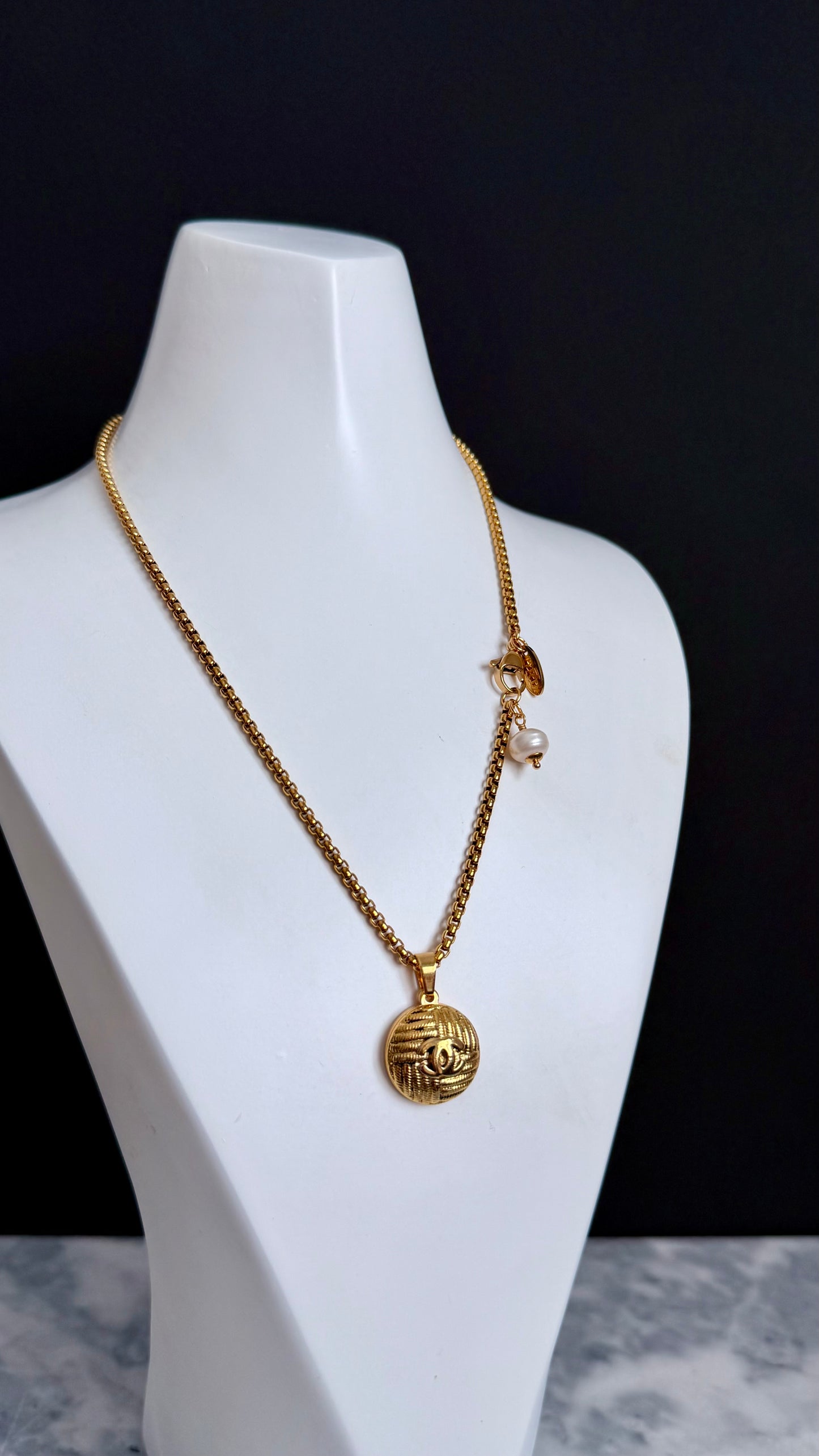 ✨ Extremely rare Authentic Reworked gold Button Necklace