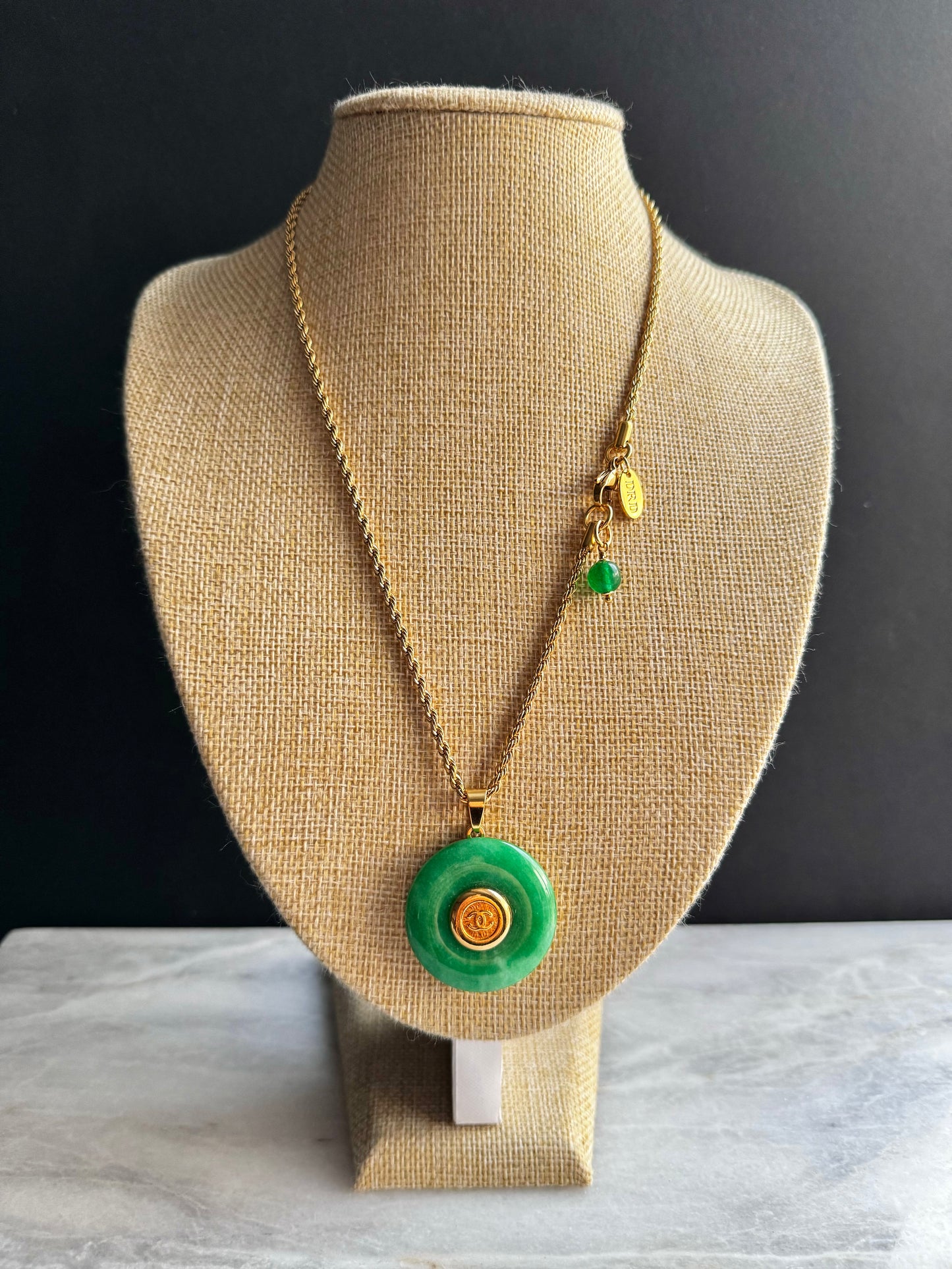 💚 Vintage reworked button and green jade stone necklace