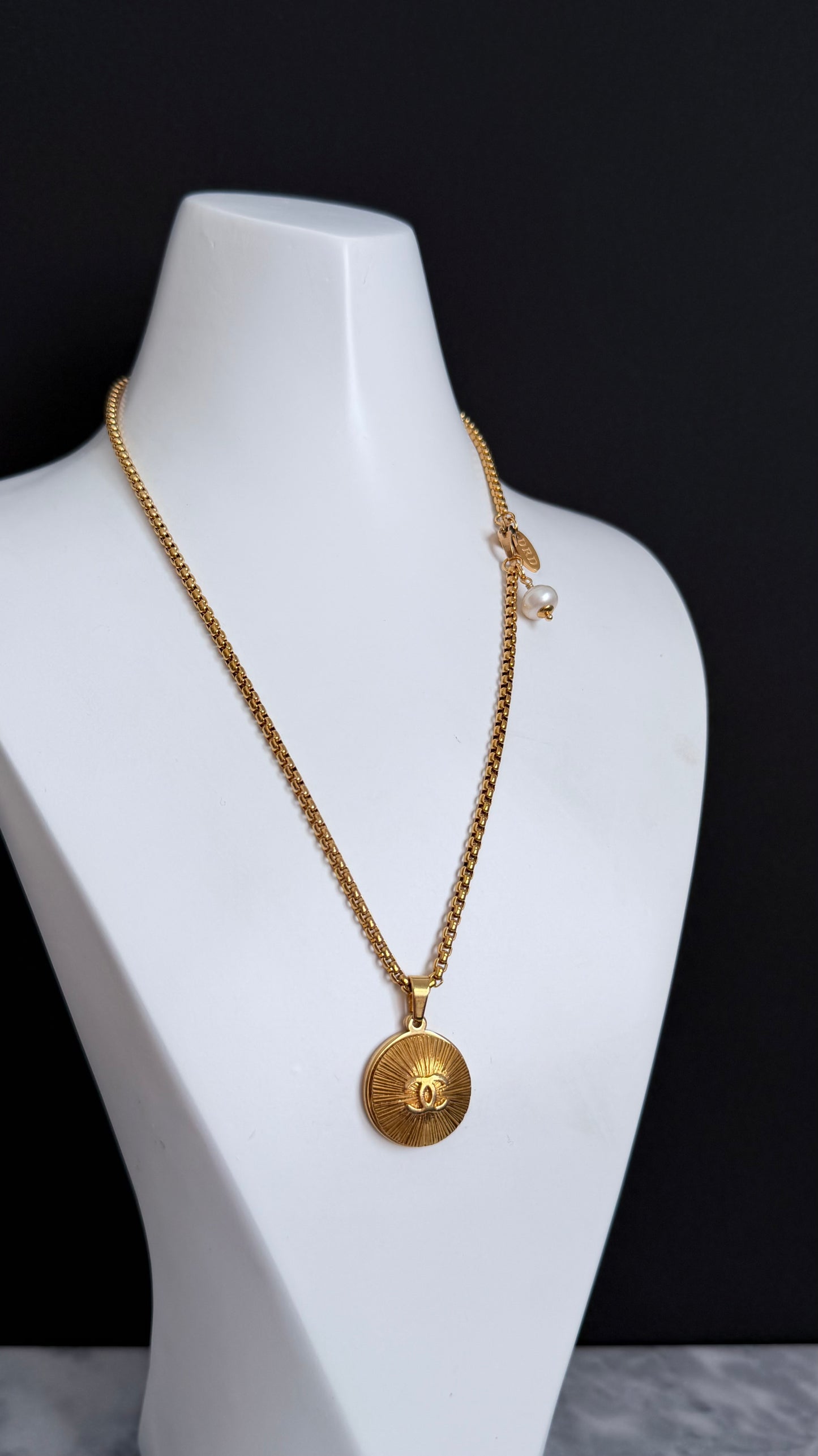✨ Extremely rare Authentic Reworked gold Button Necklace
