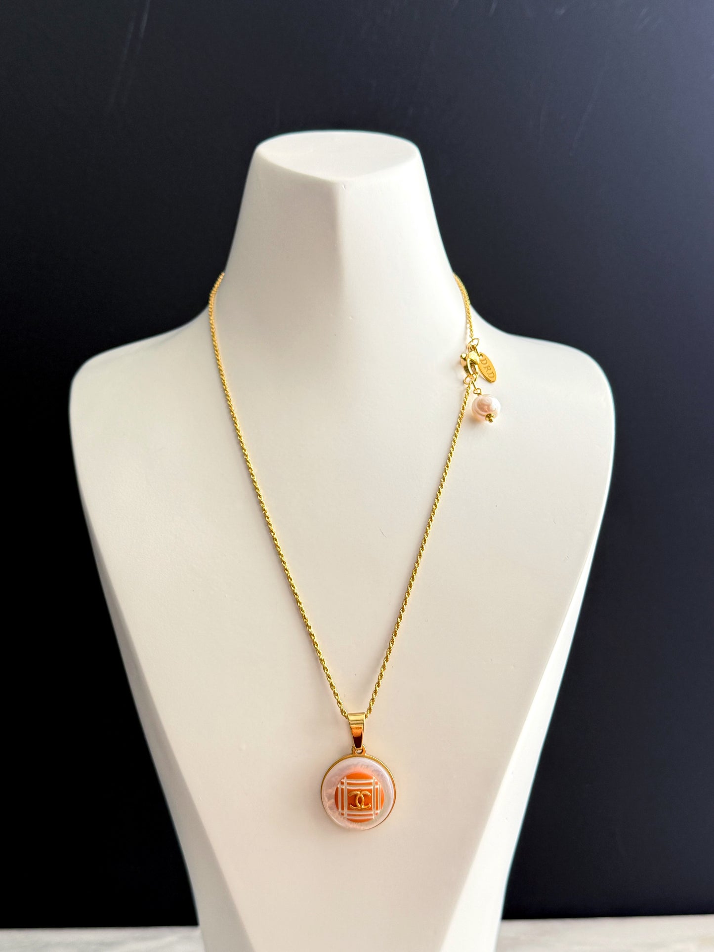 🧡 EXTREMELY RARE MOTHER OF PEARL and Authentic reworked Gold button Necklace