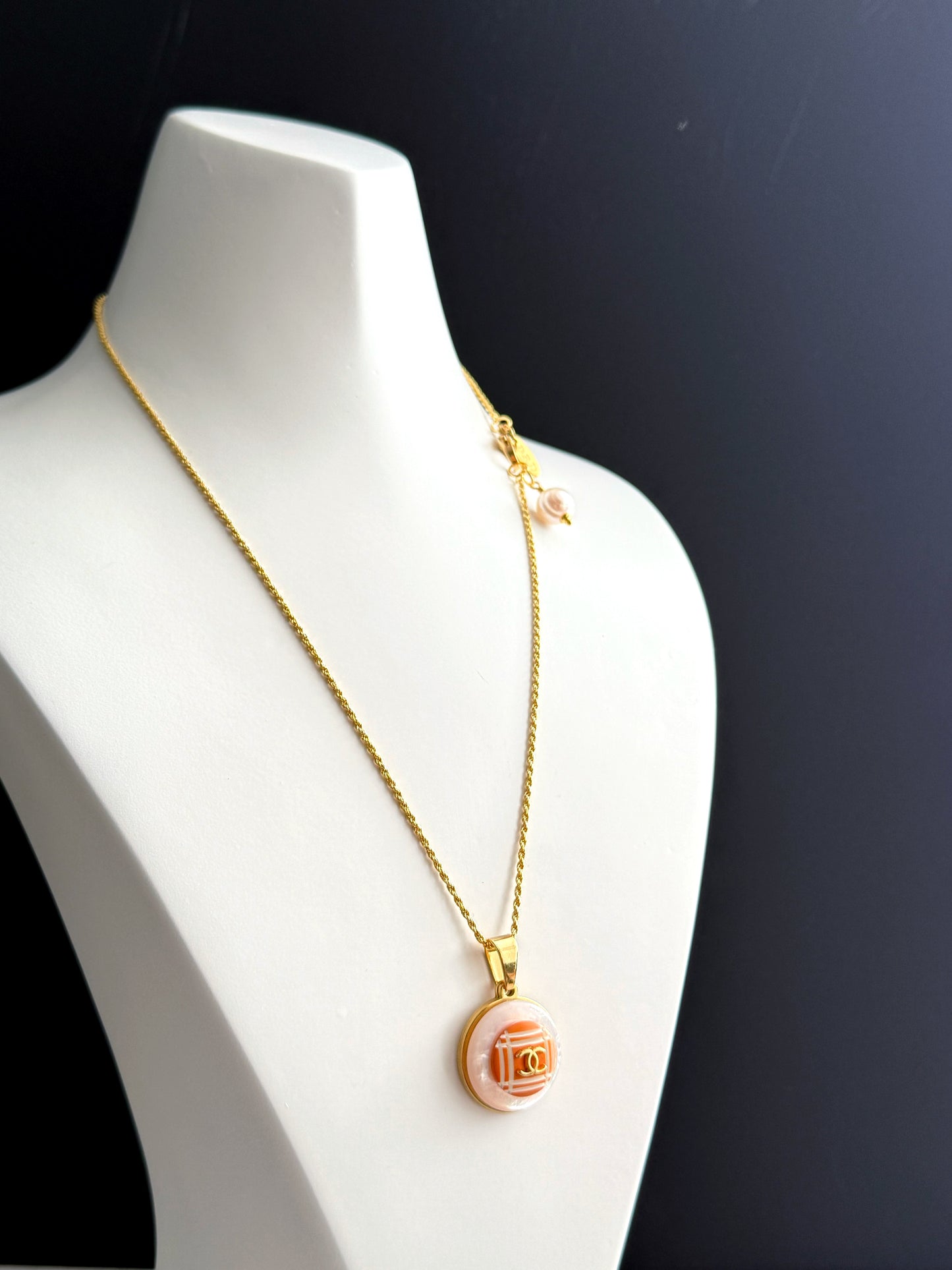 🧡 EXTREMELY RARE MOTHER OF PEARL and Authentic reworked Gold button Necklace