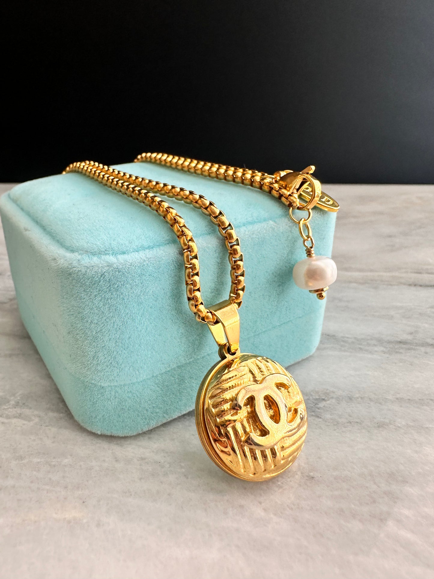 ✨ Large SUPER RARE Large Vintage Authentic reworked Gold button Necklace