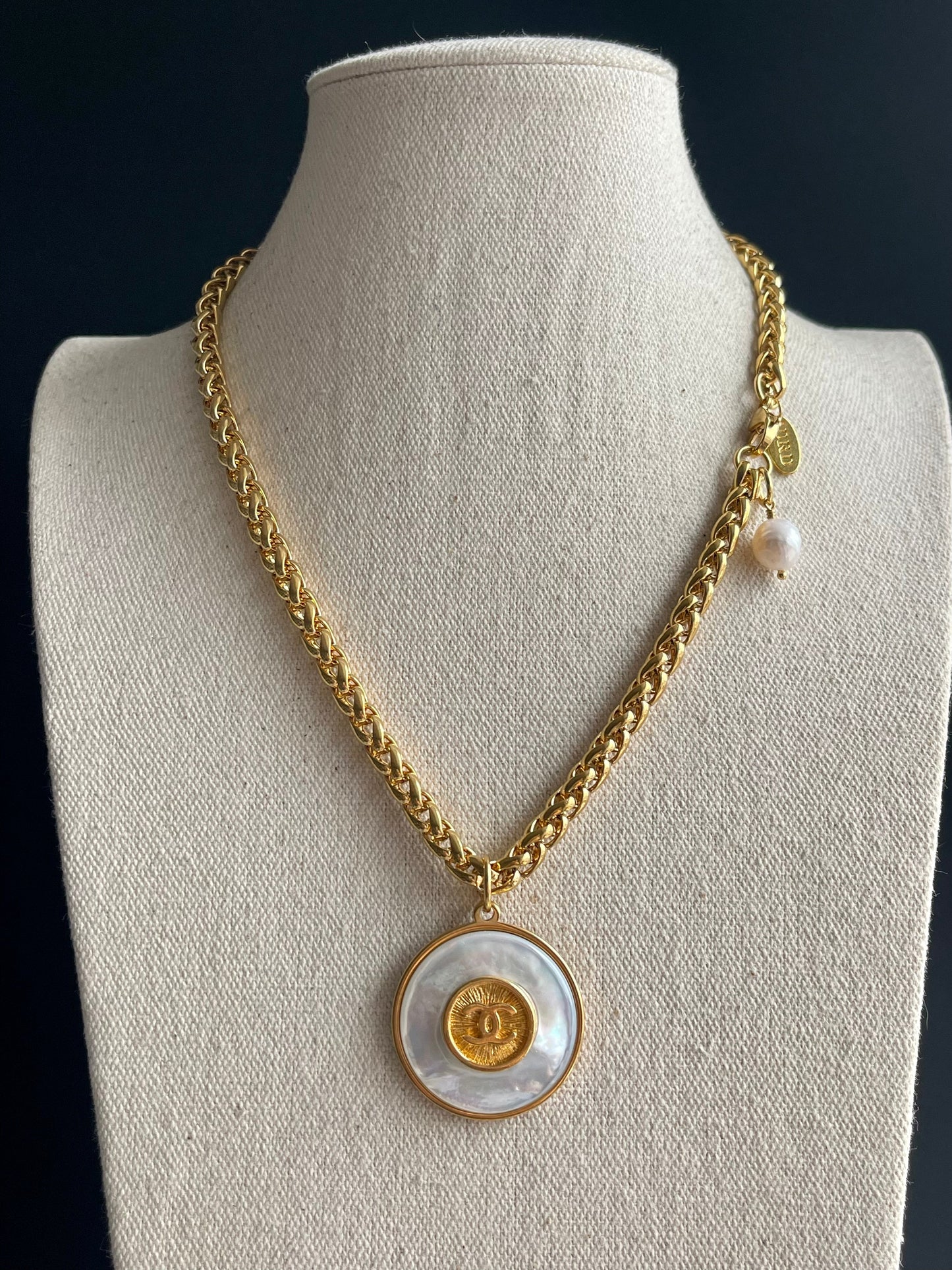 ❤️ One of a kind Authentic Reworked button necklace • MOTHER OF PEARL