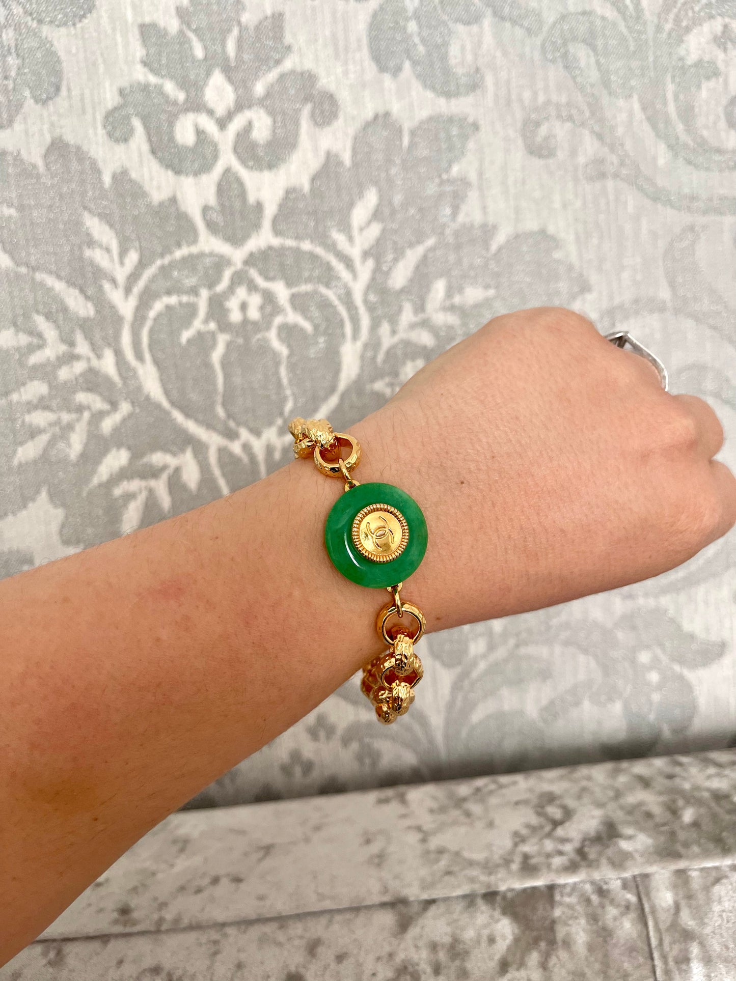 💚 Vintage reworked button and green jade stone bracelet