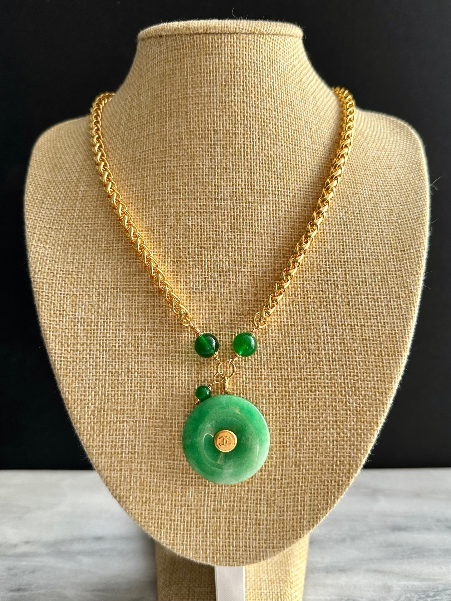 💚 Vintage reworked button and green jade stone necklace